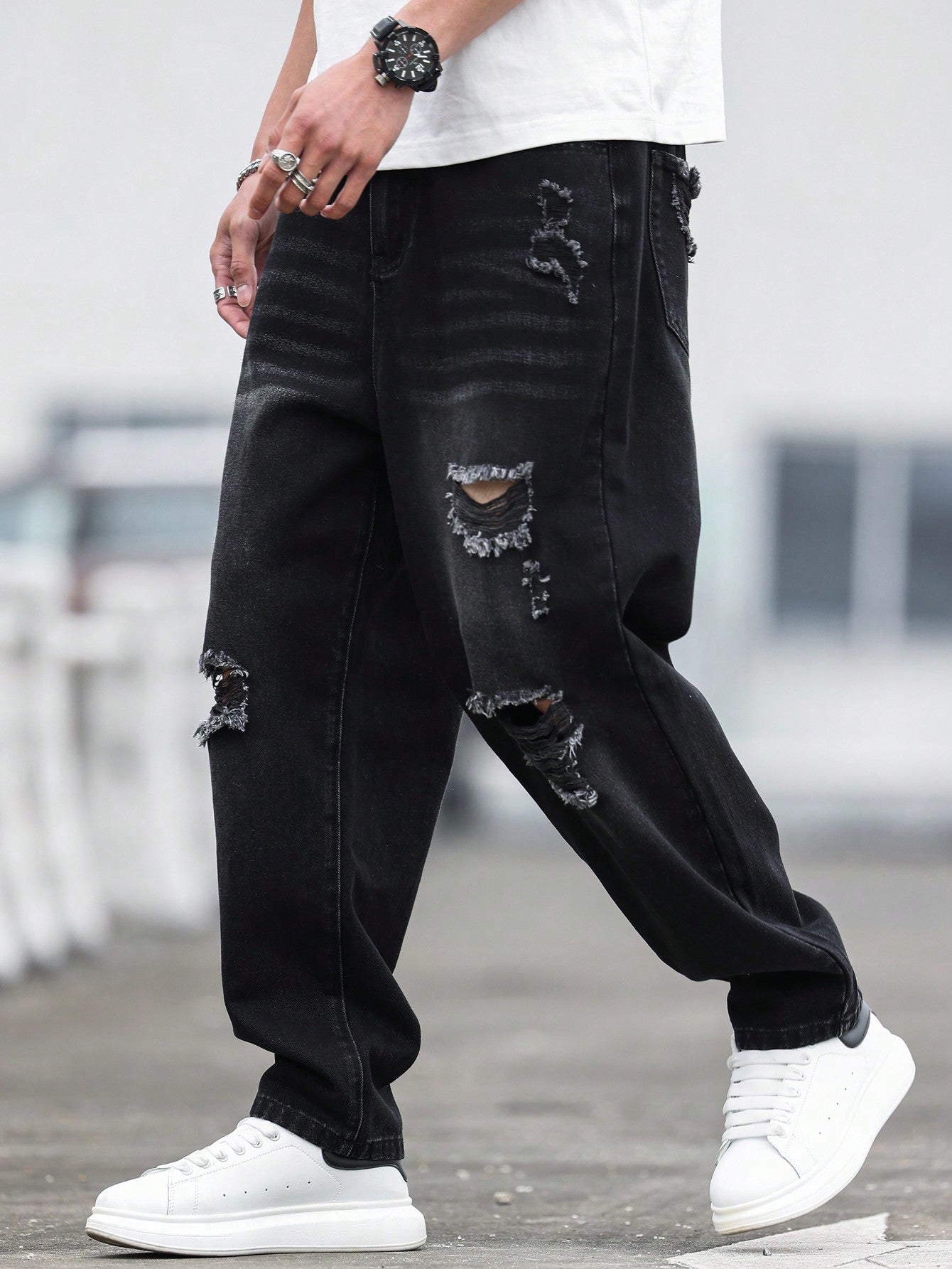 Calça Masculina Jeans Wide Fit Com Lavagem Desgastada E Rasgos Calça Masculina Jeans Wide Fit Com Lavagem Desgastada E