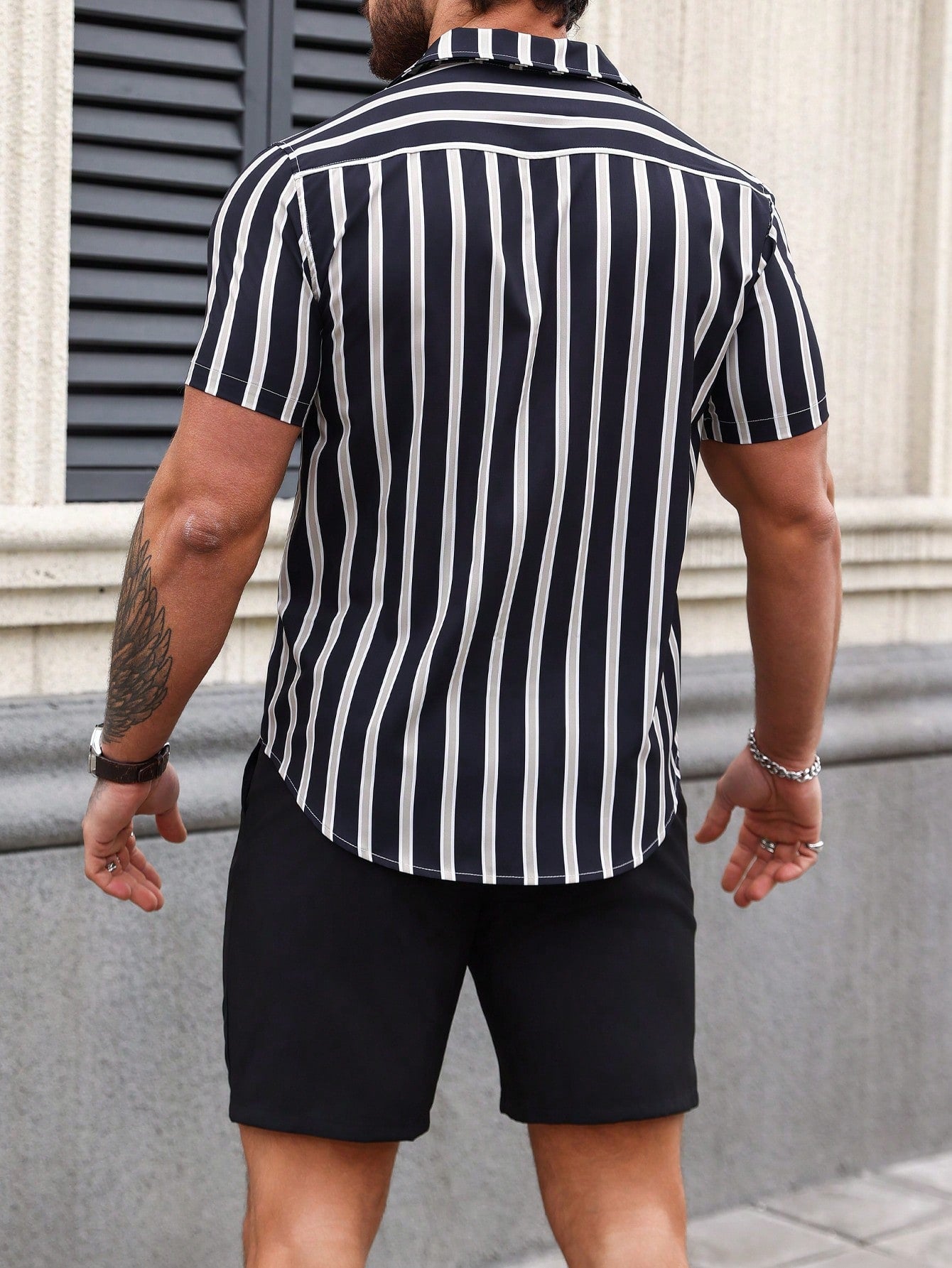 Conjunto Masculino Camisa Listrada E Shorts Estilo Urbano Conjunto Masculino Camisa Listrada E Shorts Estilo Urbano