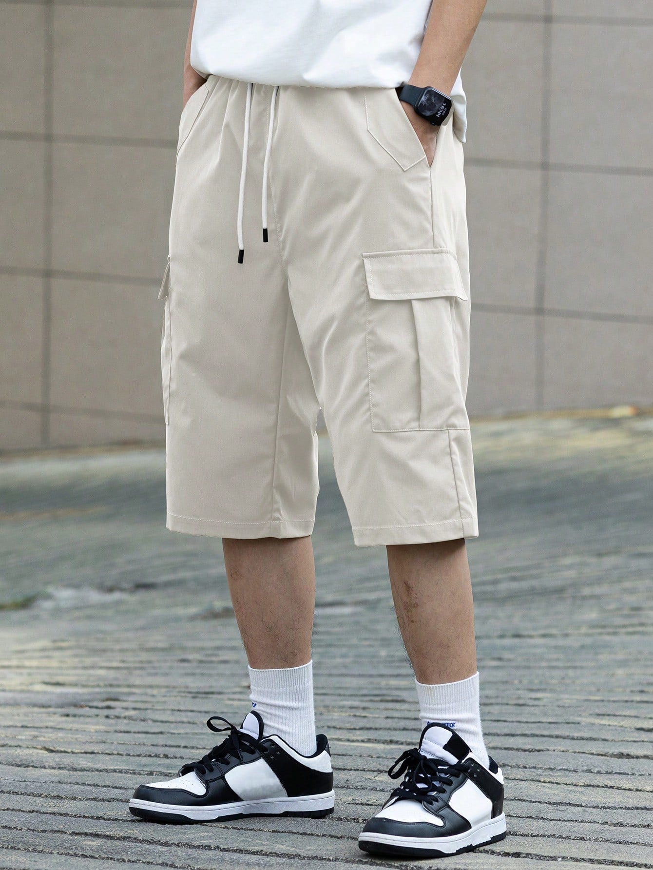 Bermuda Masculina Cargo Com Bolsos Laterais E Cintura Ajustável Bege / PP Bermuda Masculina Cargo Com Bolsos Laterais E