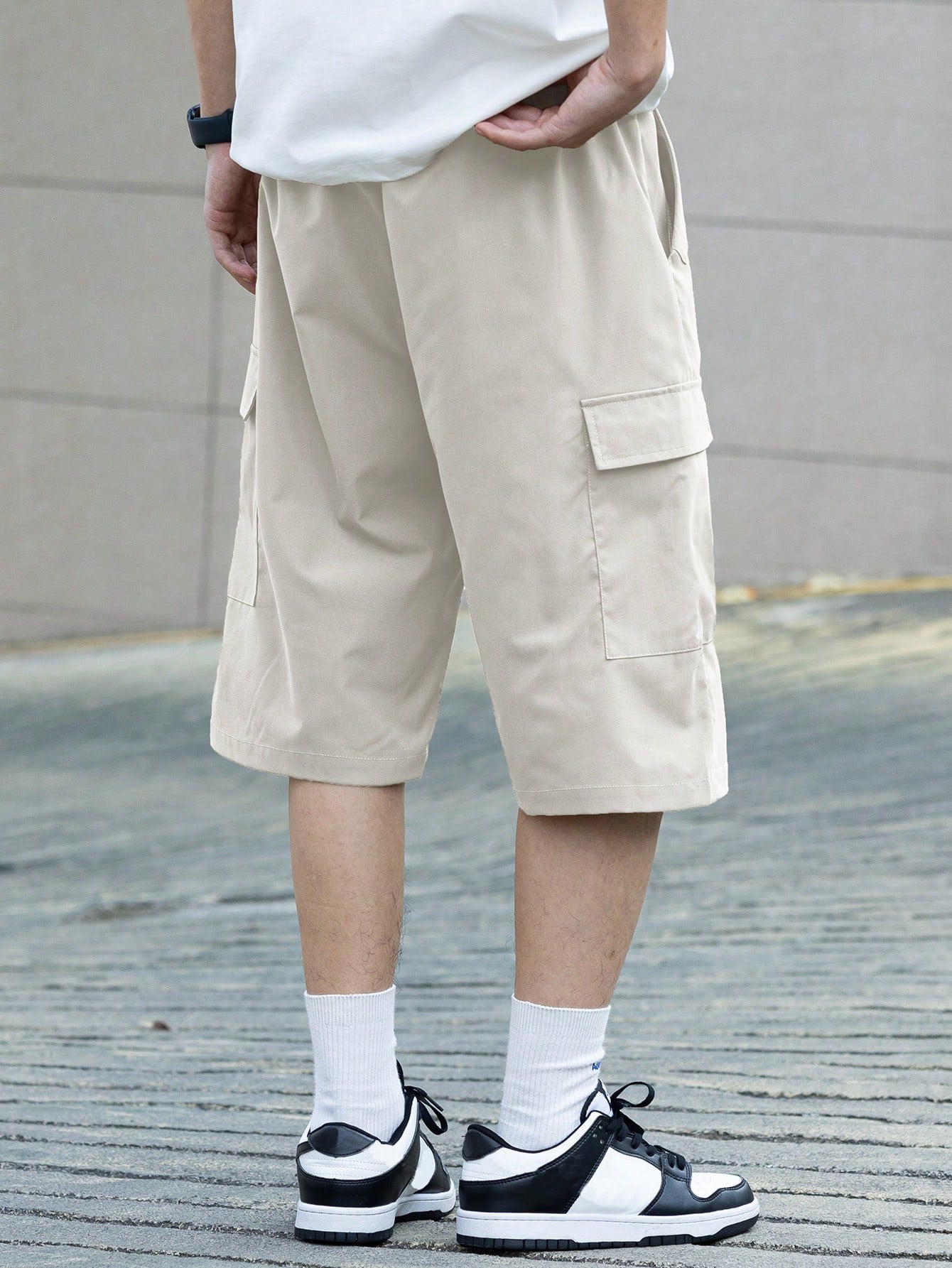 Bermuda Masculina Cargo Com Bolsos Laterais E Cintura Ajustável Bermuda Masculina Cargo Com Bolsos Laterais E Cintura