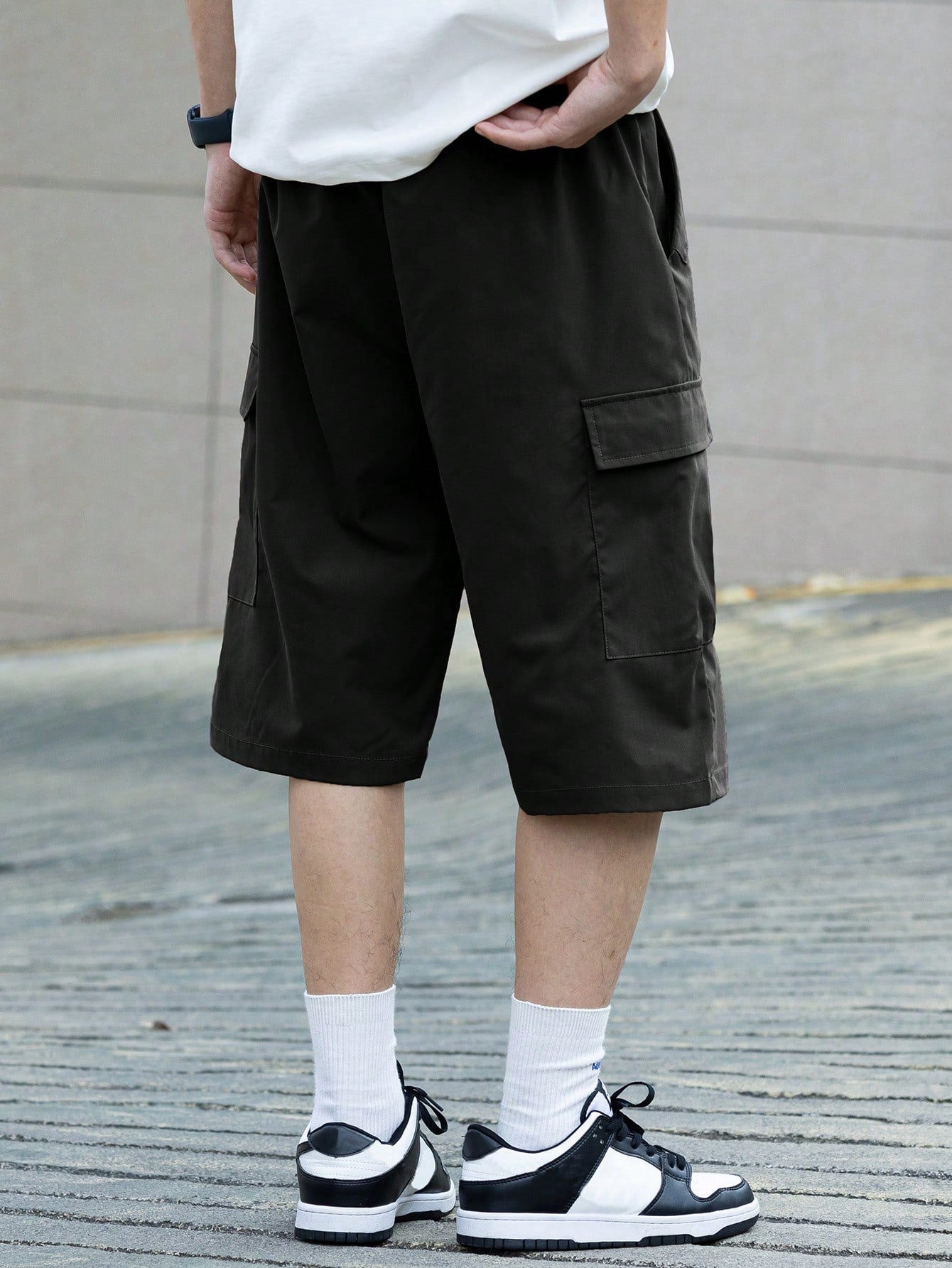 Bermuda Masculina Cargo Com Bolsos Laterais E Cintura Ajustável Bermuda Masculina Cargo Com Bolsos Laterais E Cintura
