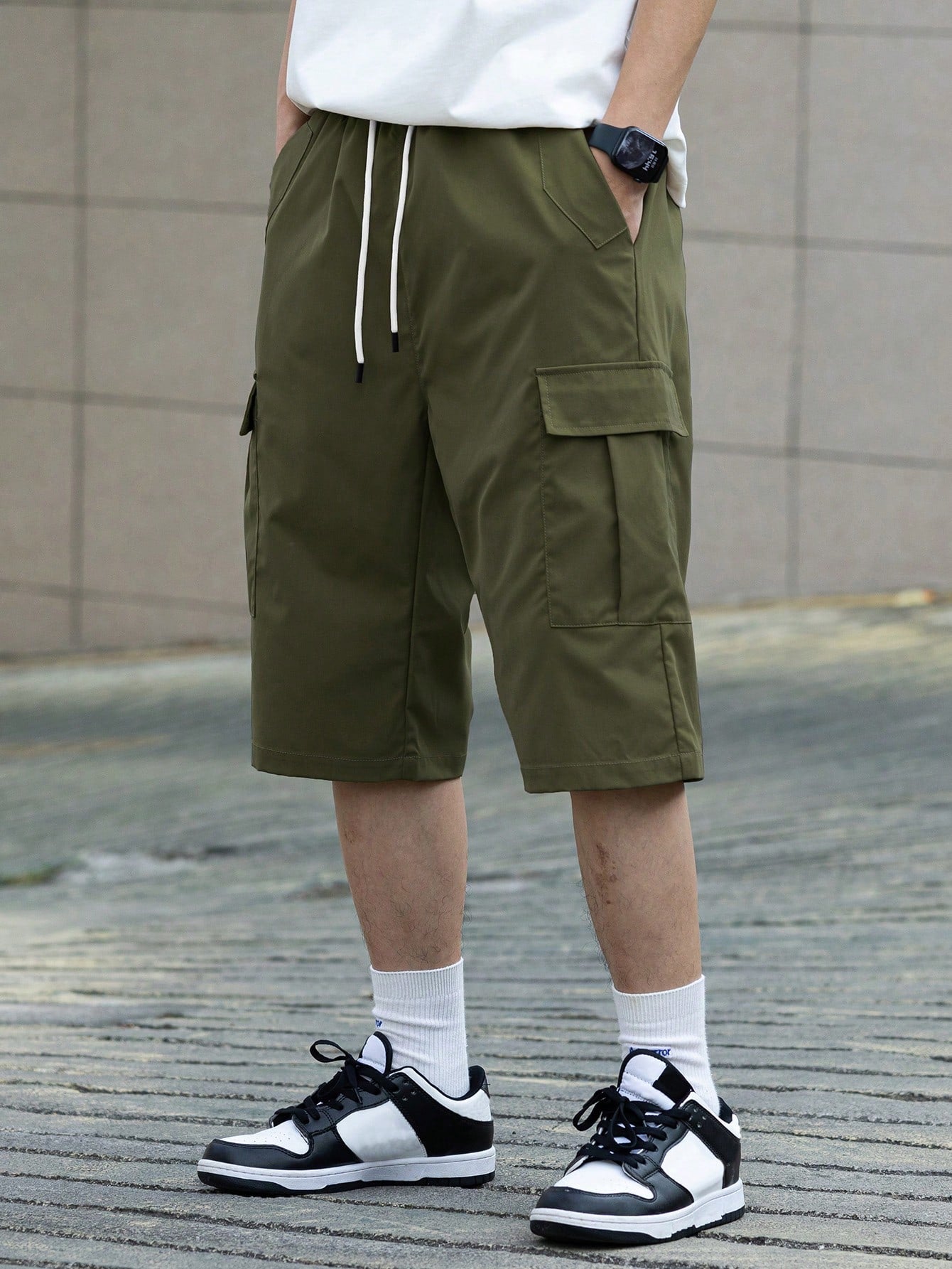 Bermuda Masculina Cargo Com Bolsos Laterais E Cintura Ajustável Verde Militar / PP Bermuda Masculina Cargo Com Bolsos