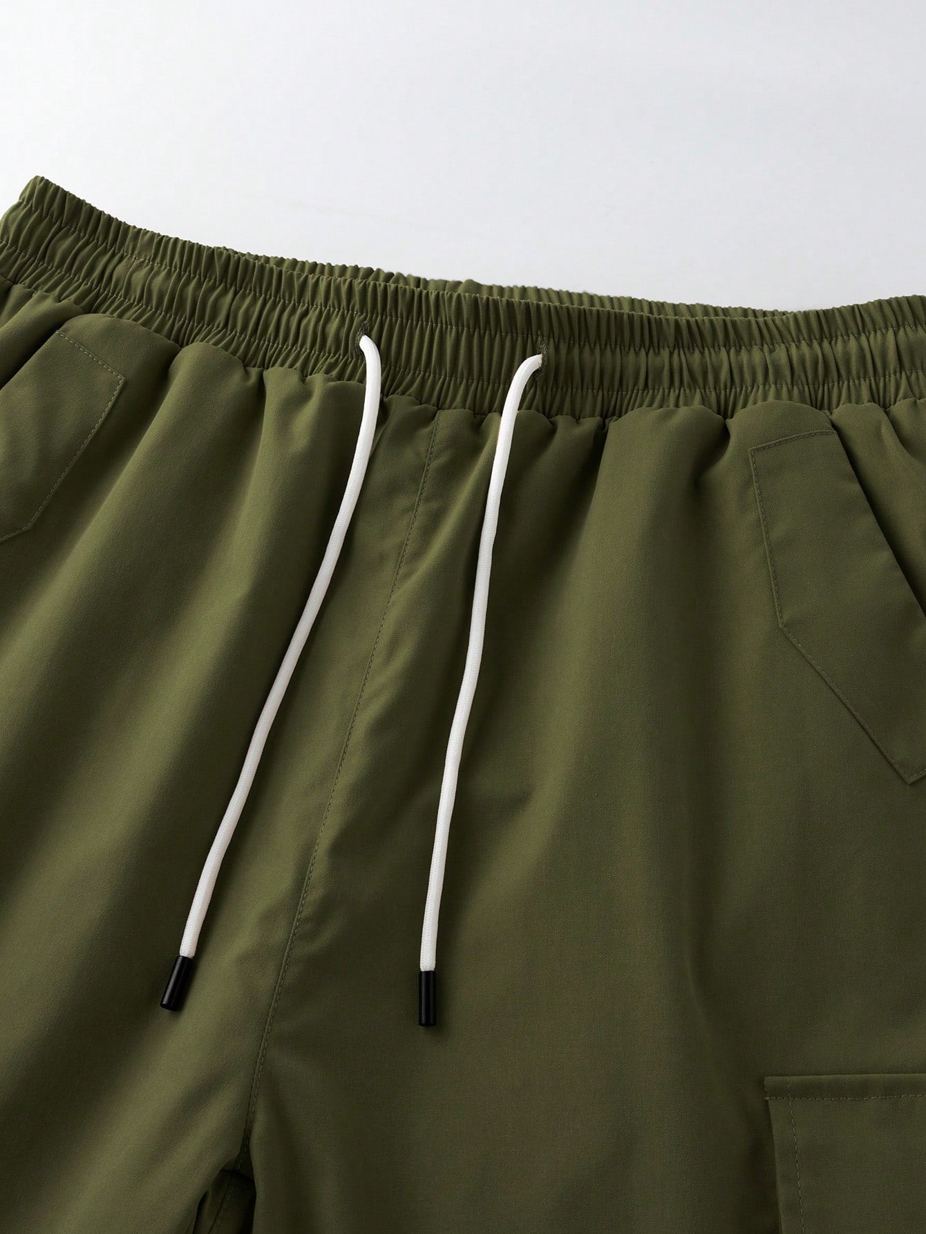 Bermuda Masculina Cargo Com Bolsos Laterais E Cintura Ajustável Bermuda Masculina Cargo Com Bolsos Laterais E Cintura