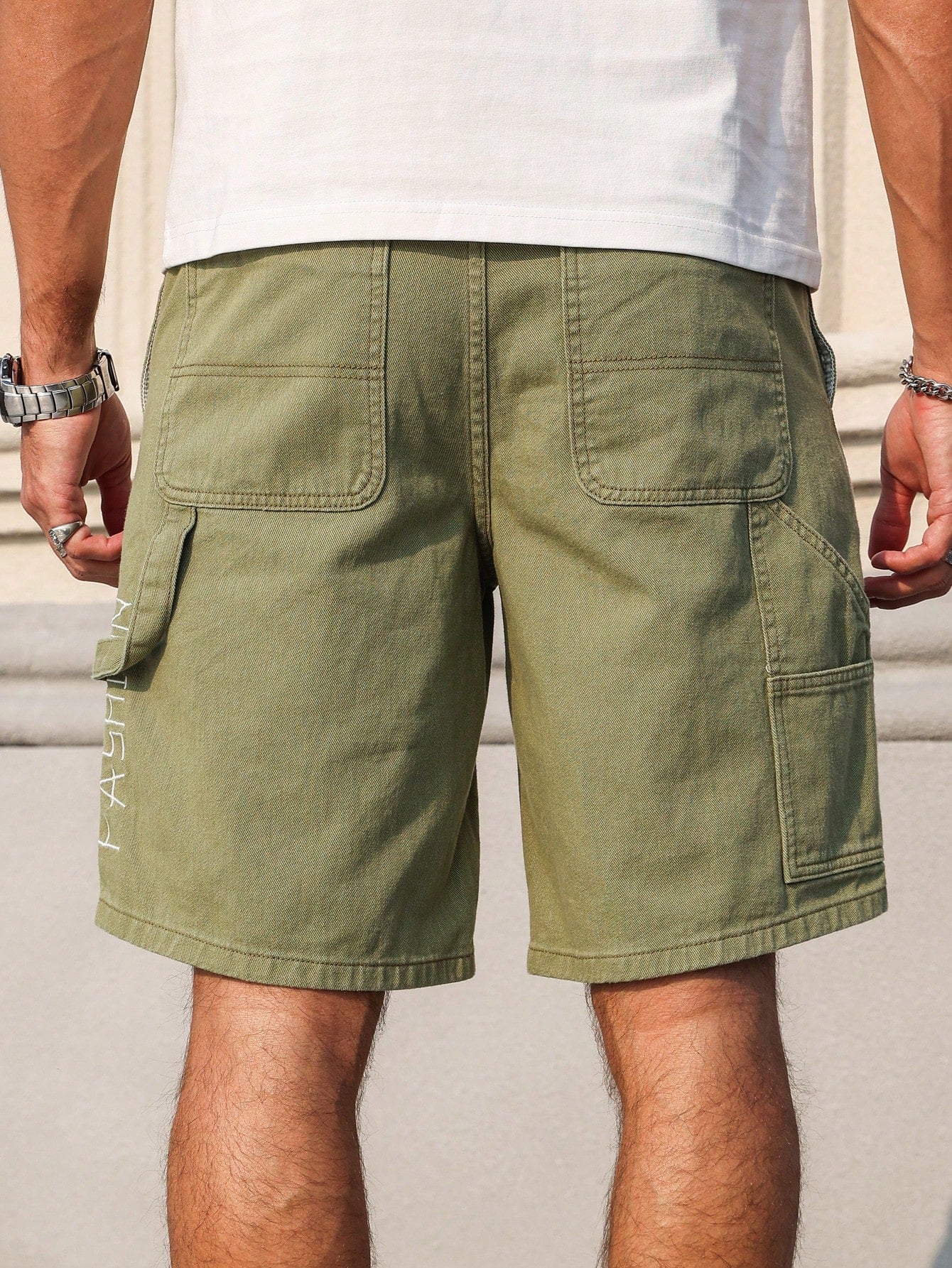 Bermuda Masculina Jeans Estampa Lettering E Bolsos Laterais Shorts Masculino Jeans Cargo Com Bolsos Laterais Funcionais