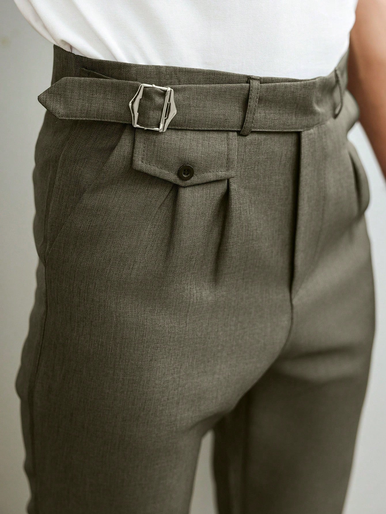 Calça Masculina Social Slim Fit Com Cós Alto E Pregas Frontais Calça Masculina Social Slim Fit Com Cós Alto E Pregas