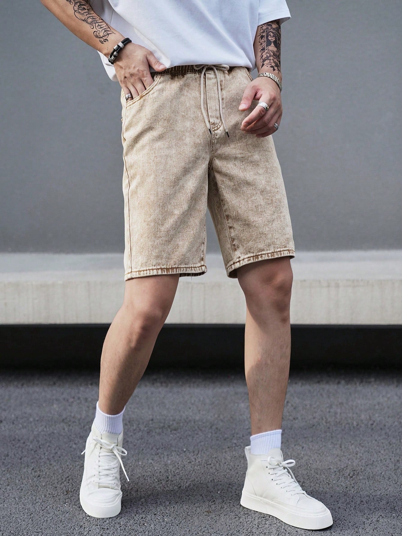 Bermuda Masculina Jeans Reta Com Bolsos E Caimento Solto Bermuda Masculina Jeans Reta Com Bolsos E Caimento Solto