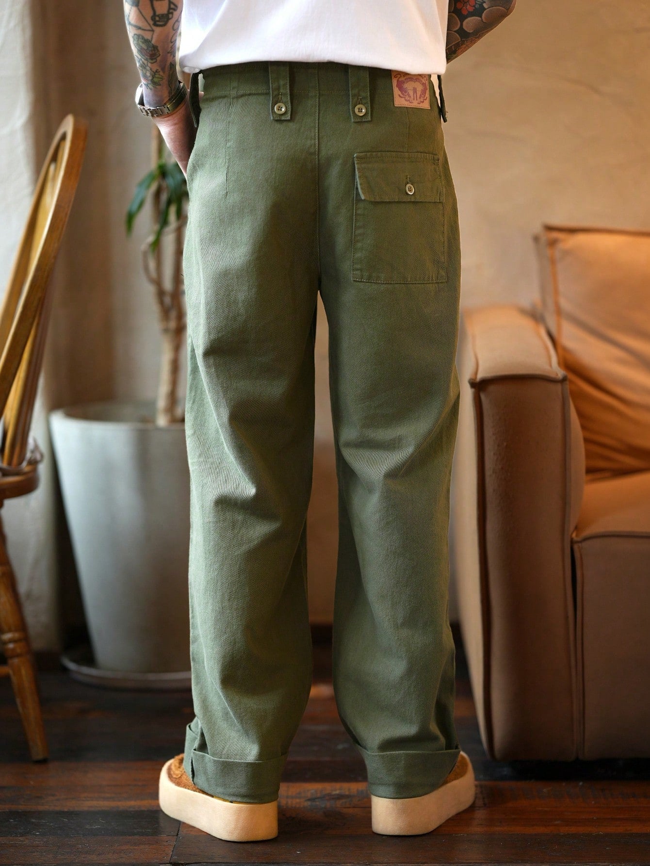 Calça Masculina Cargo Wide Leg Com Lavagem Vintage E Design Urbano Calça Masculina Cargo Wide Leg Com Lavagem Vintage E