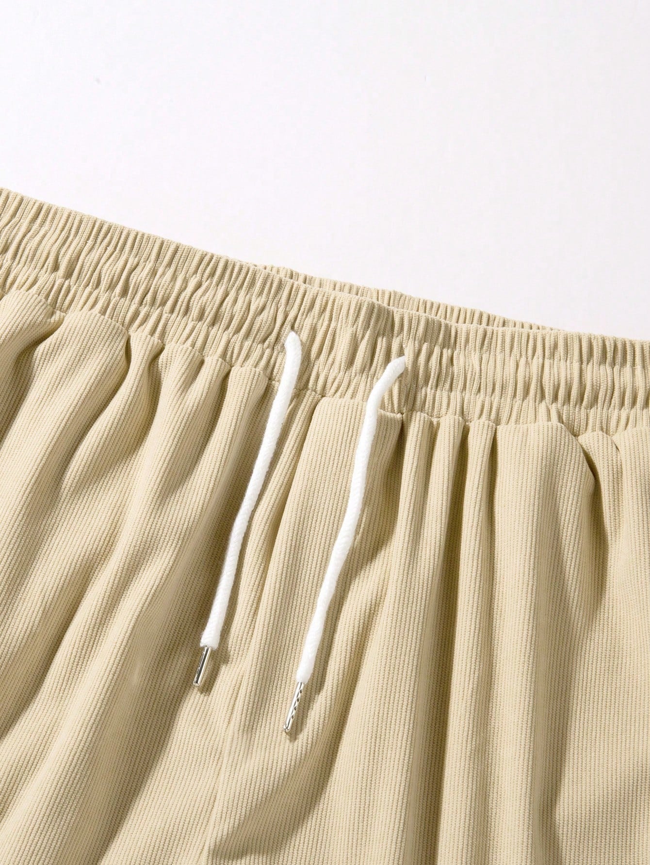 Shorts Masculino Em Veludo Cotelê Com Cós Elástico E Cordão Shorts Masculino Em Veludo Cotelê Com Cós Elástico E Cordão