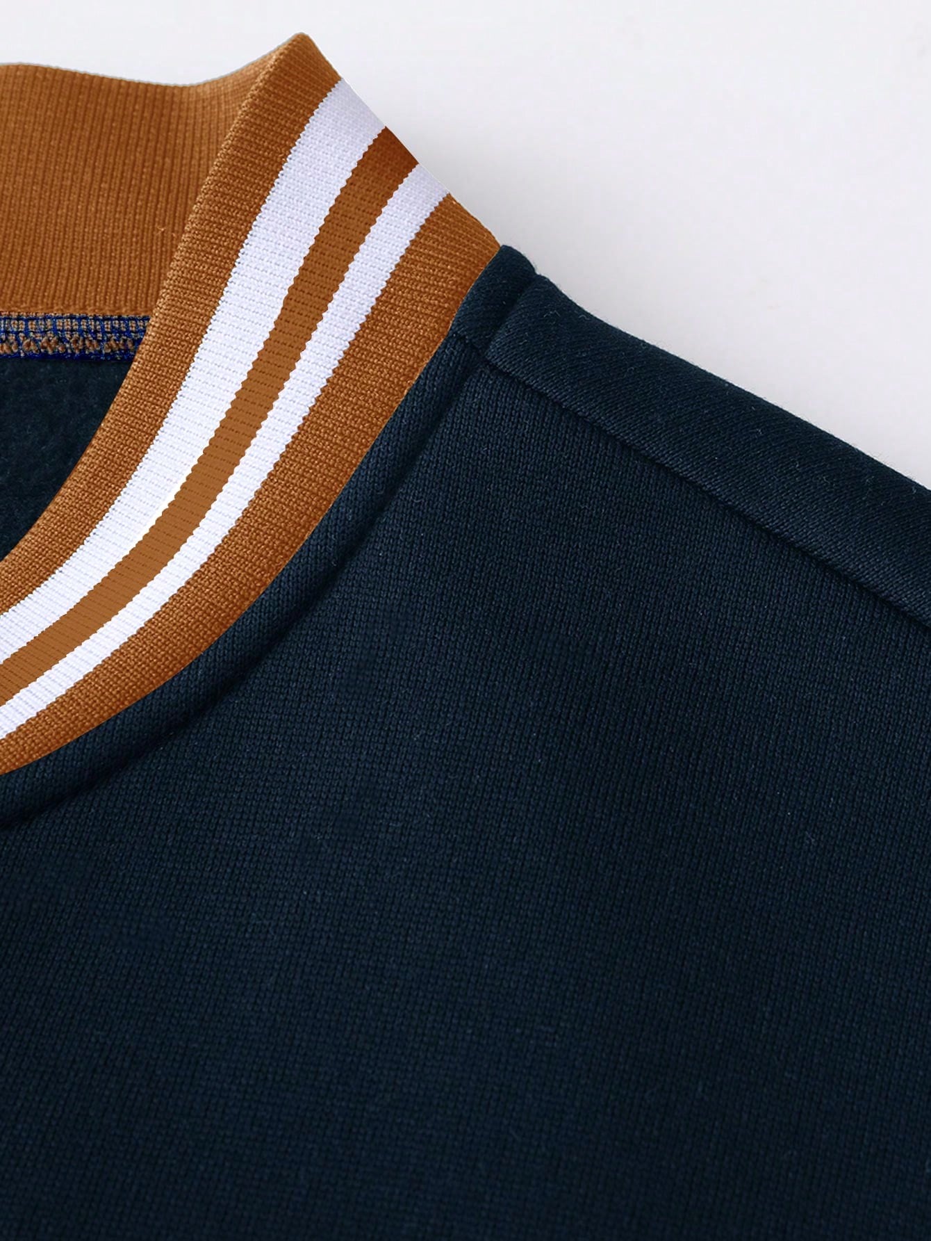 Moletom Masculino Estilo College Com Estampa Frontal E Punhos Moletom Masculino Estilo College Com Estampa Frontal E