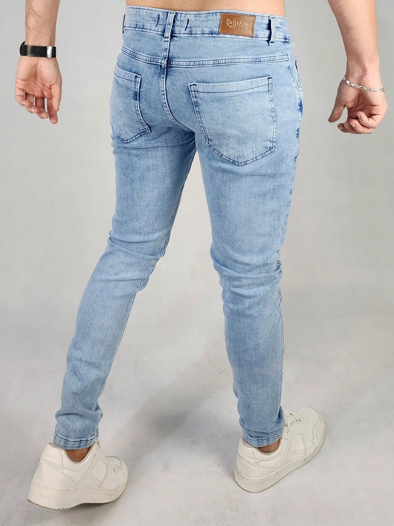 Calça Masculina Jeans Slim Fit Com Lavagem Clara E Design Básico Calça Masculina Jeans Slim Fit Com Lavagem Clara E