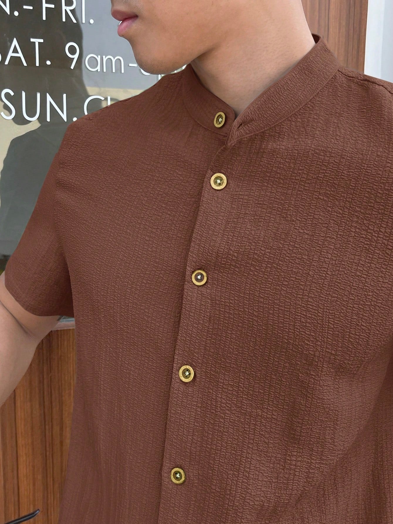 Camisa Masculina Gola Padre Botões Contrastantes Visual Moderno Camisa Masculina Gola Padre Botões Contrastantes Visual