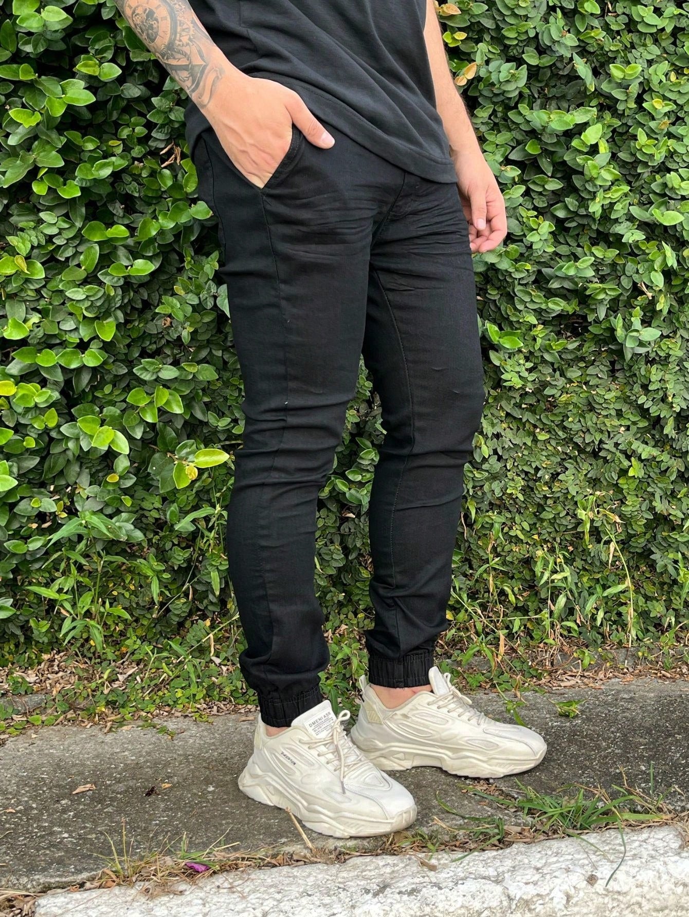 Calça Masculina Jogger Slim Fit Com Elástico Na Barra Calça Masculina Jogger Slim Fit Com Elástico Na Barra