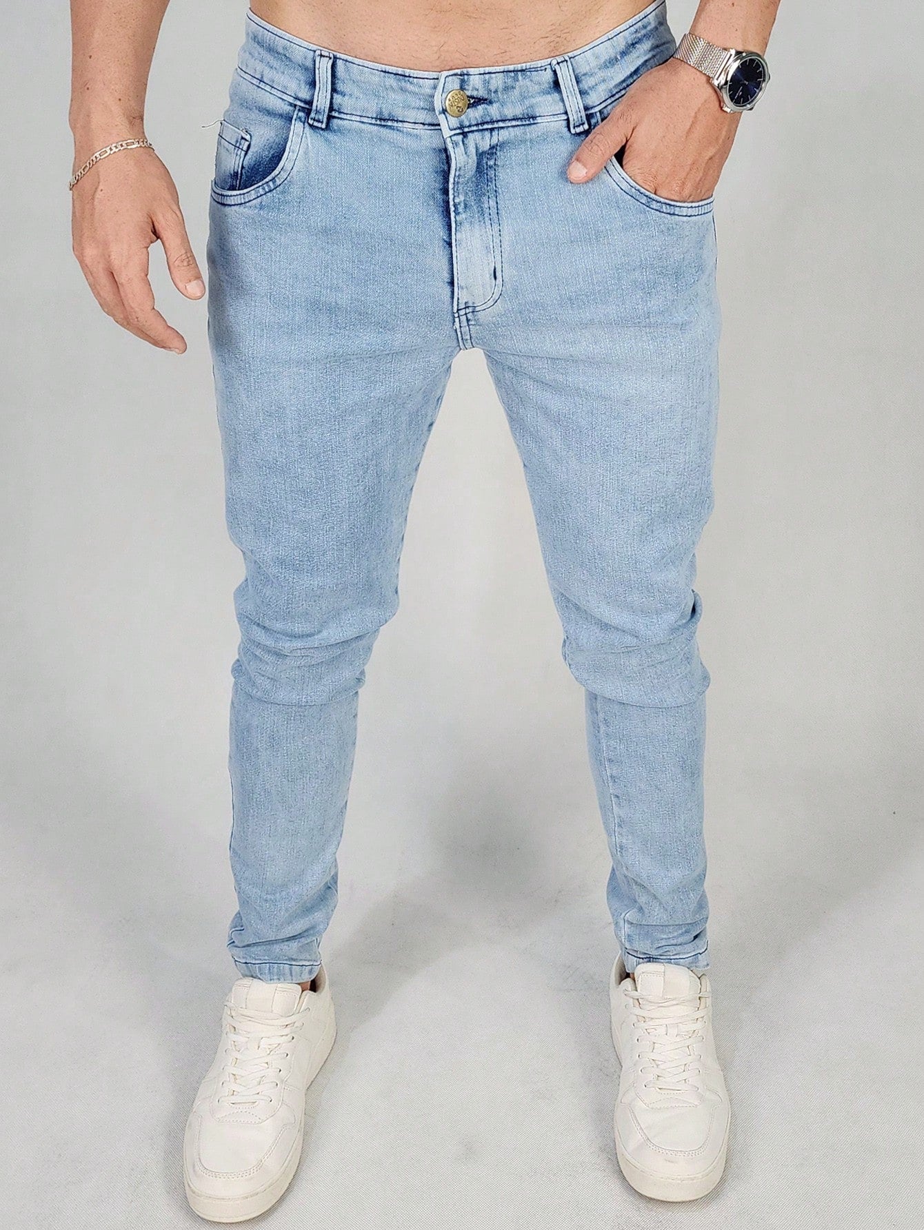 Calça Masculina Jeans Slim Fit Com Lavagem Clara E Design Básico Calça Masculina Jeans Slim Fit Com Lavagem Clara E