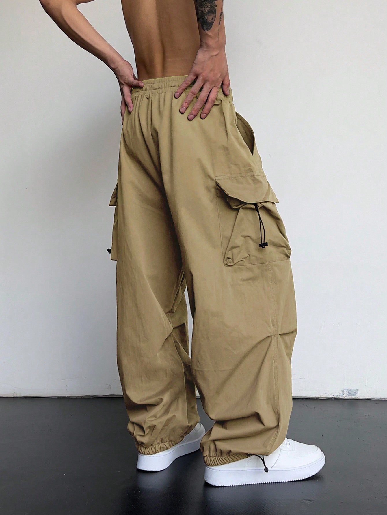 Calça Masculina Cargo Oversized Bolsos Sobrepostos Calça Masculina Cargo Oversized Bolsos Sobrepostos