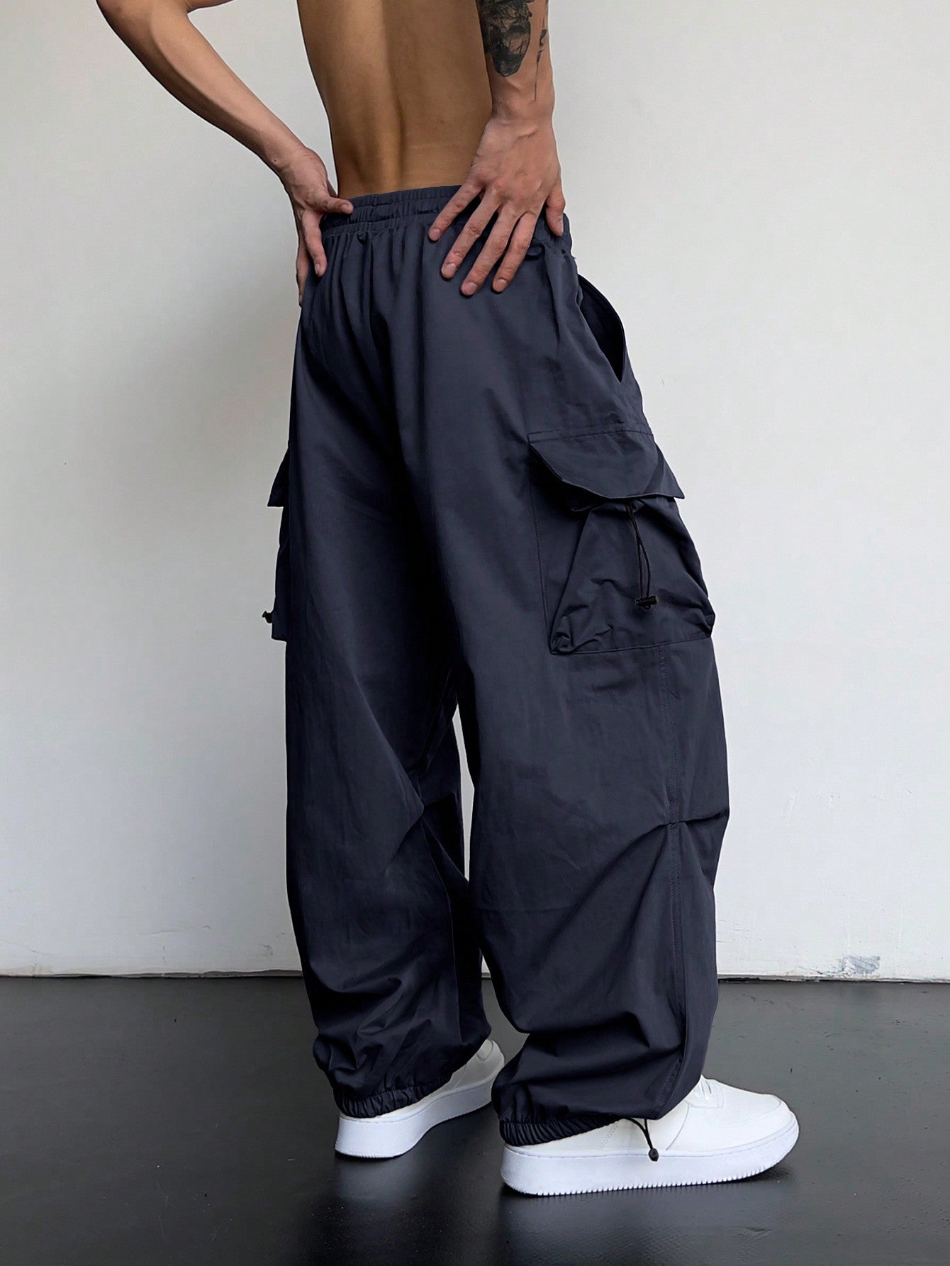 Calça Masculina Cargo Oversized Bolsos Sobrepostos Calça Masculina Cargo Oversized Bolsos Sobrepostos