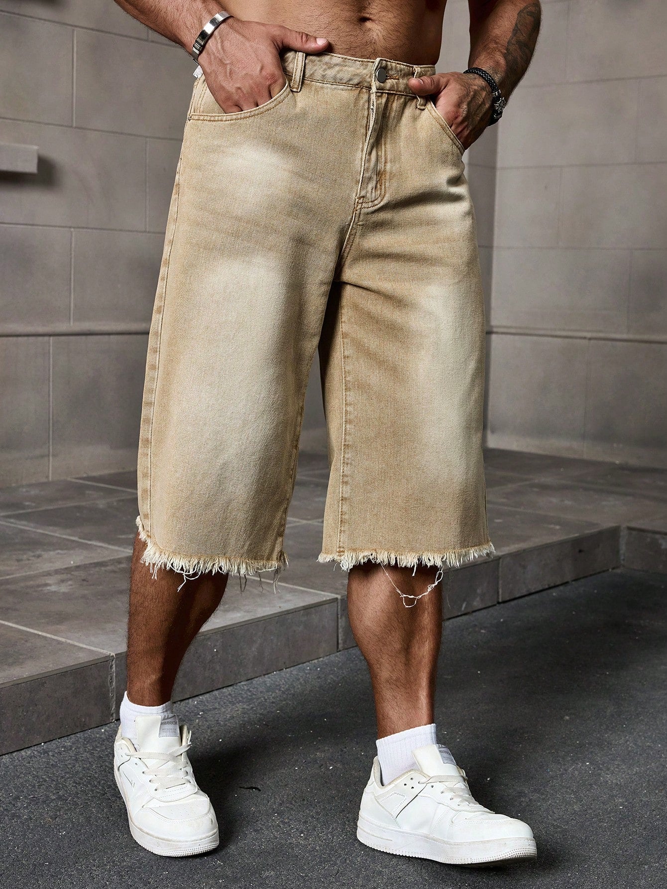 Shorts Masculino Jeans Patchwork Com Lavagem Estonada Shorts Masculino Jeans Destroyed Com Barra Desfiada