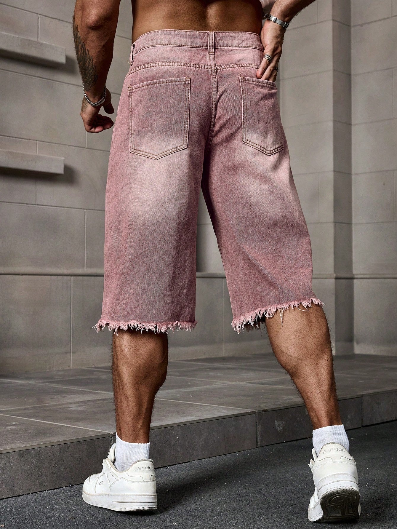 Shorts Masculino Jeans Patchwork Com Lavagem Estonada Shorts Masculino Jeans Destroyed Com Barra Desfiada