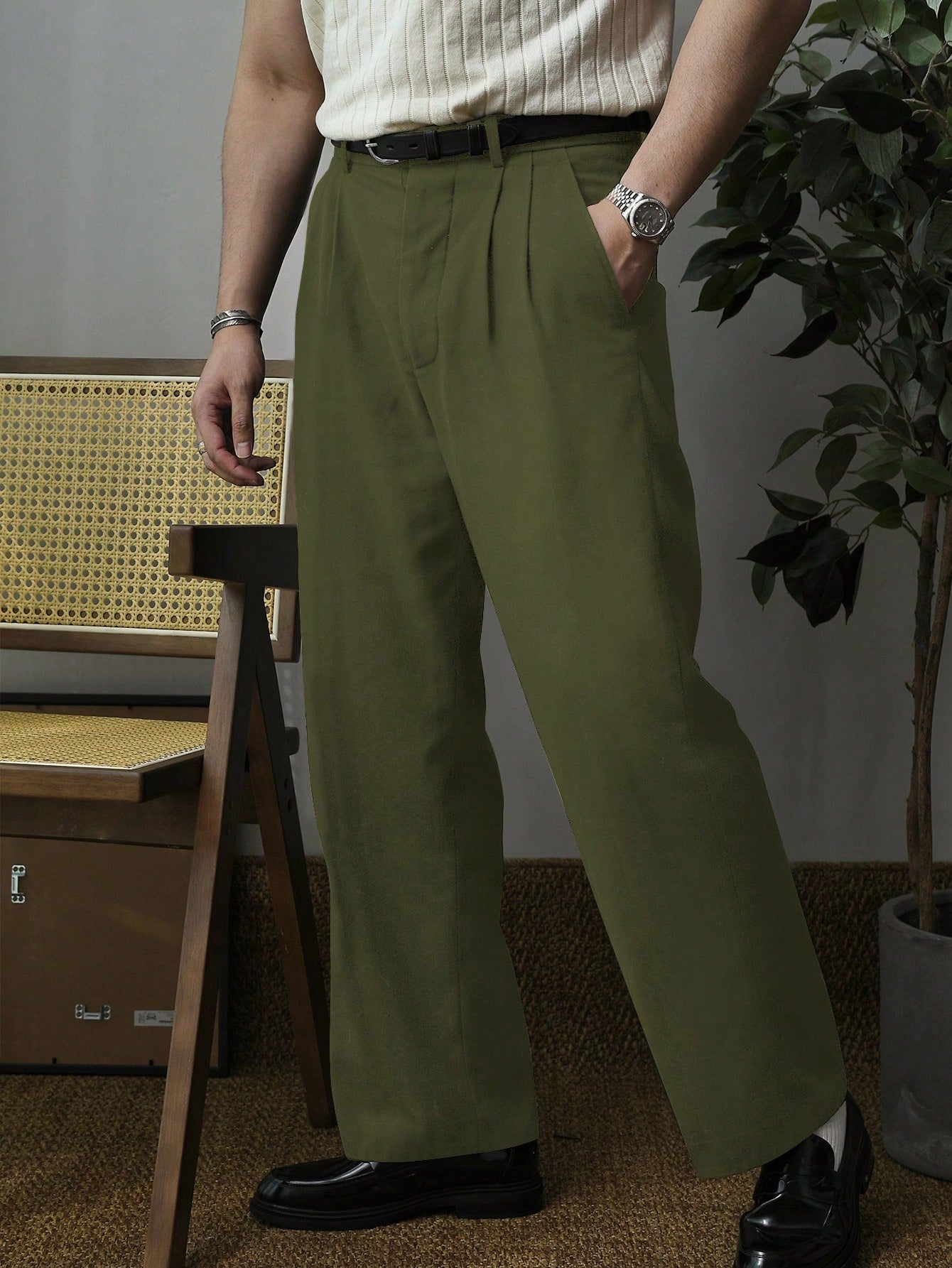 Calça Masculina Alfaiataria Com Pregas E Corte Reto Elegante Calça Masculina Alfaiataria Com Pregas E Corte Reto