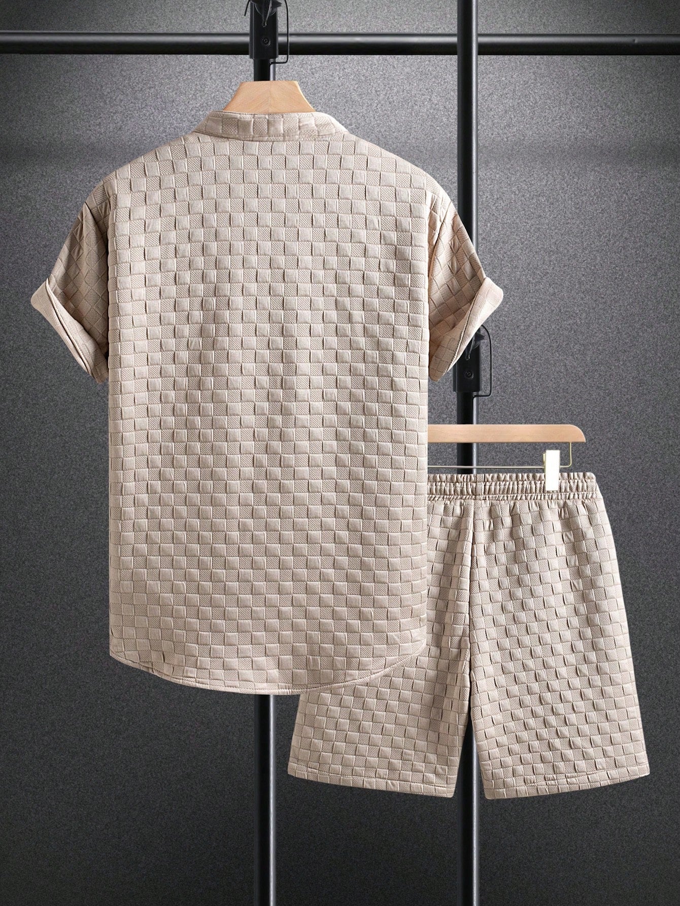 Conjunto Masculino Camisa Texturizada E Shorts Confortáveis Conjunto Masculino Camisa Texturizada E Shorts Confortáveis