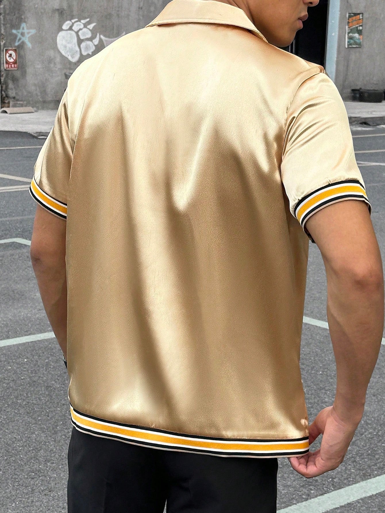 Camisa Masculina De Botão Acetinada Detalhes Listrados Camisa Masculina De Botão Acetinada Detalhes Listrados