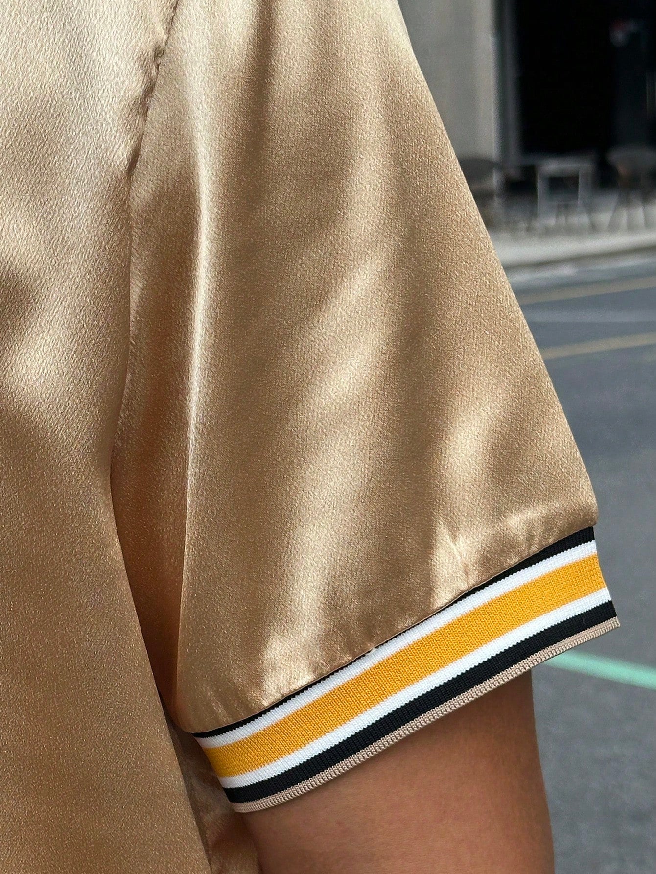 Camisa Masculina De Botão Acetinada Detalhes Listrados Camisa Masculina De Botão Acetinada Detalhes Listrados