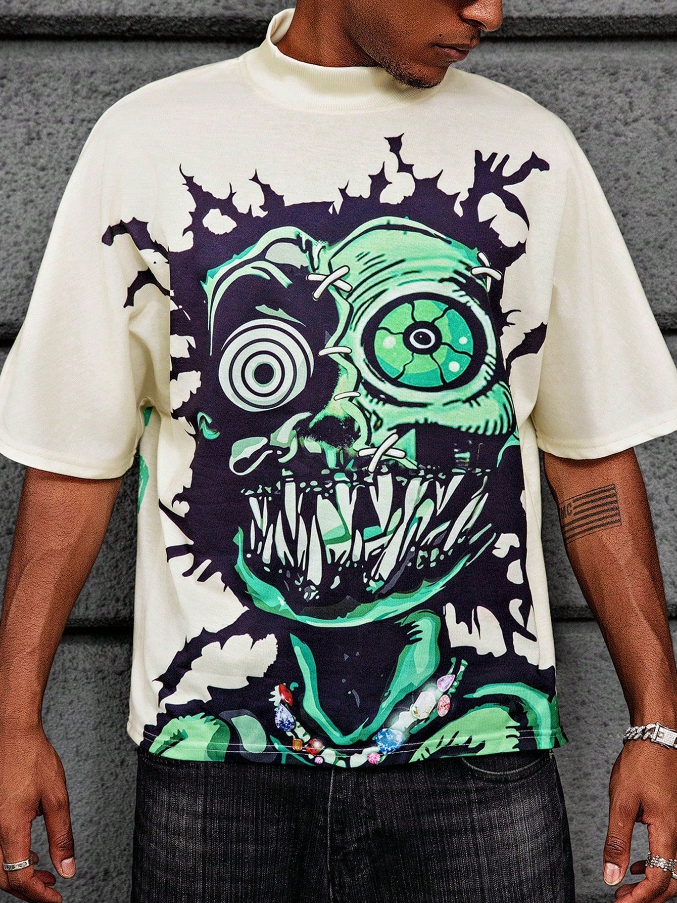 Camiseta Masculina Oversized Estampa Urbana Estilo Zumbi Caqui / PP Camiseta Masculina Oversized Estampa Urbana Estilo