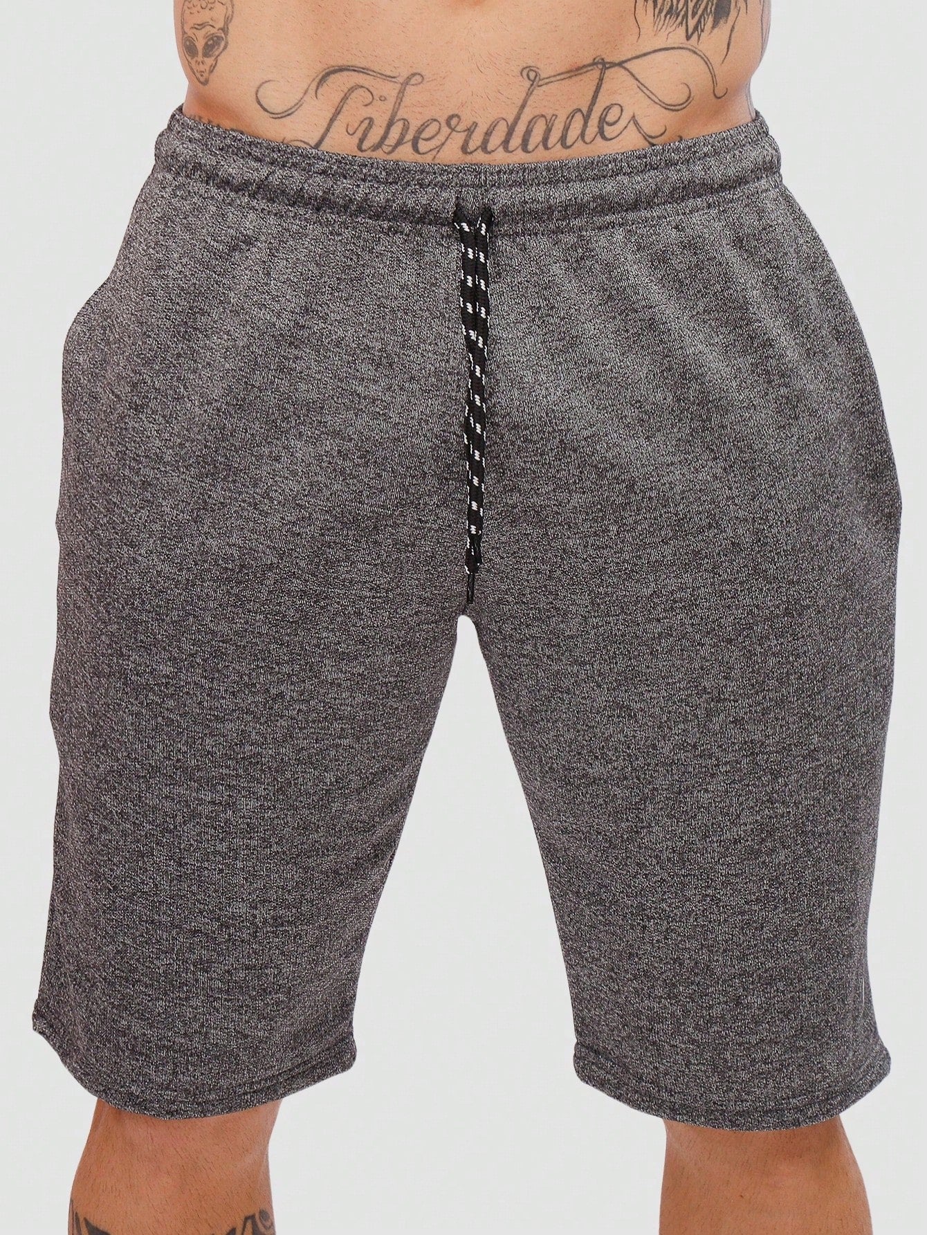 Bermuda Masculina Em Moletom Leve Com Cintura Ajustável Bermuda Masculina Em Moletom Leve Com Cintura Ajustável