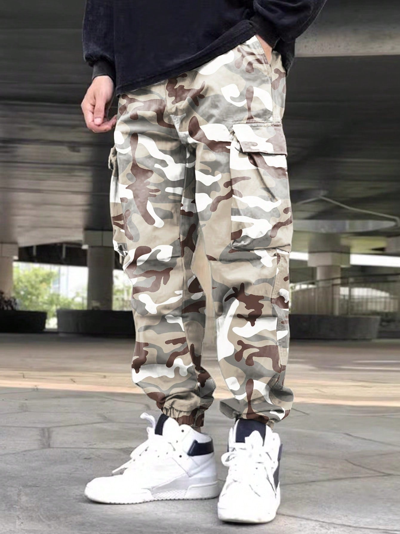 Calça Masculina Casual Com Estampa Completa E Bolsos Funcionais Calça Masculina Casual Com Estampa Completa E Bolsos