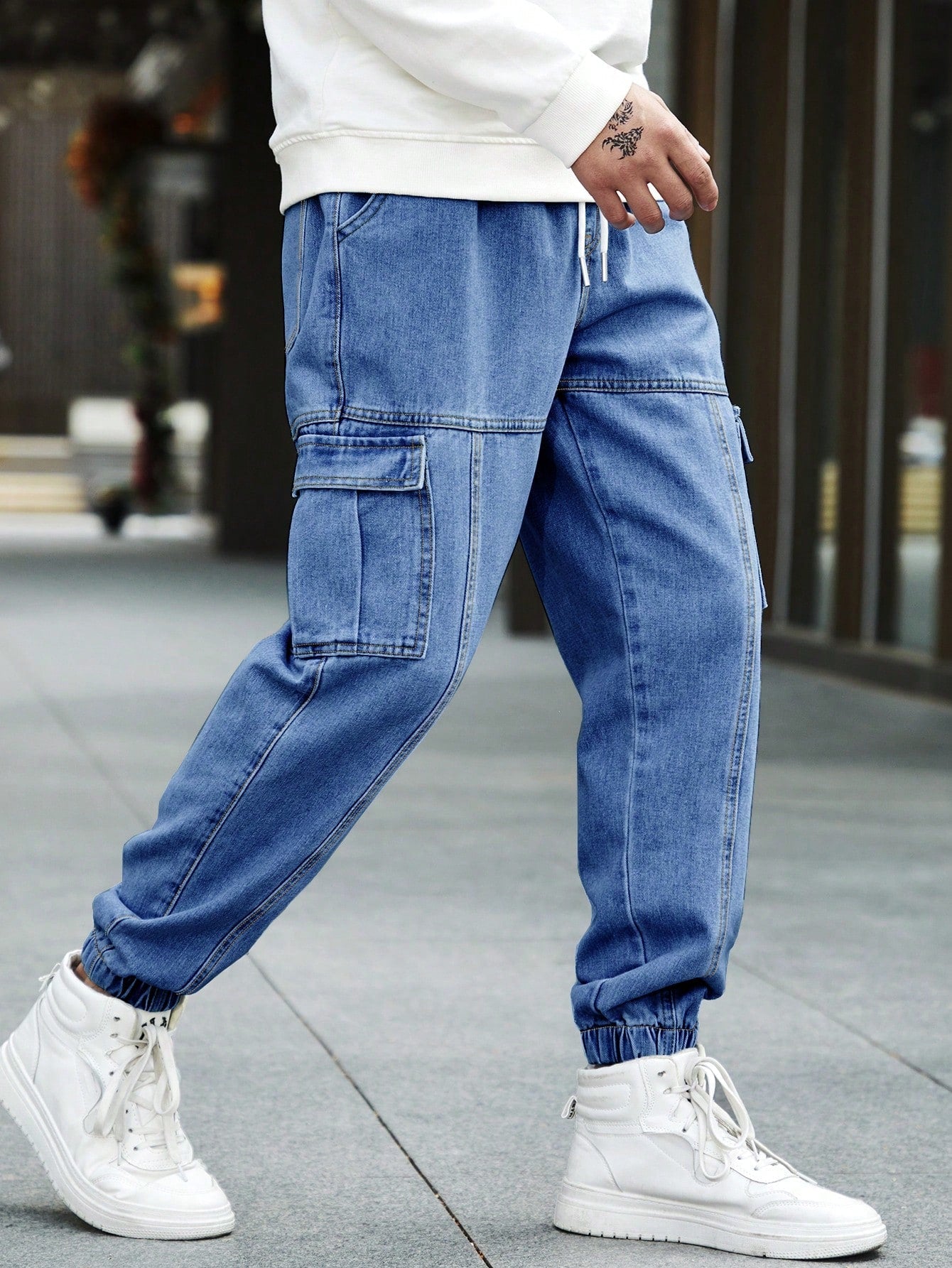 Calça Masculina Cargo Jogger Com Bolsos Laterais E Cordão Ajustável Calça Masculina Cargo Jogger Com Bolsos Laterais E