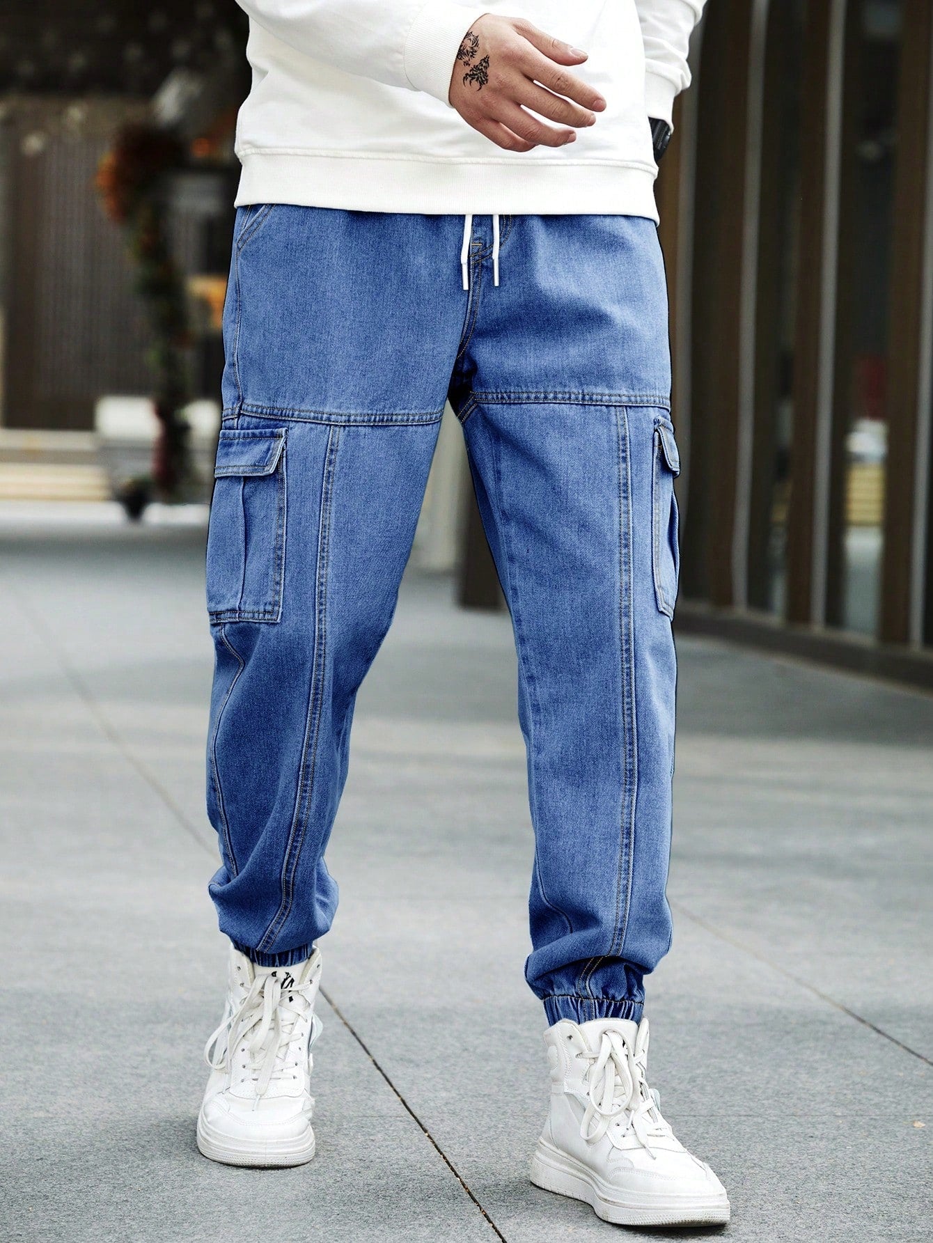 Calça Masculina Cargo Jogger Com Bolsos Laterais E Cordão Ajustável Calça Masculina Cargo Jogger Com Bolsos Laterais E