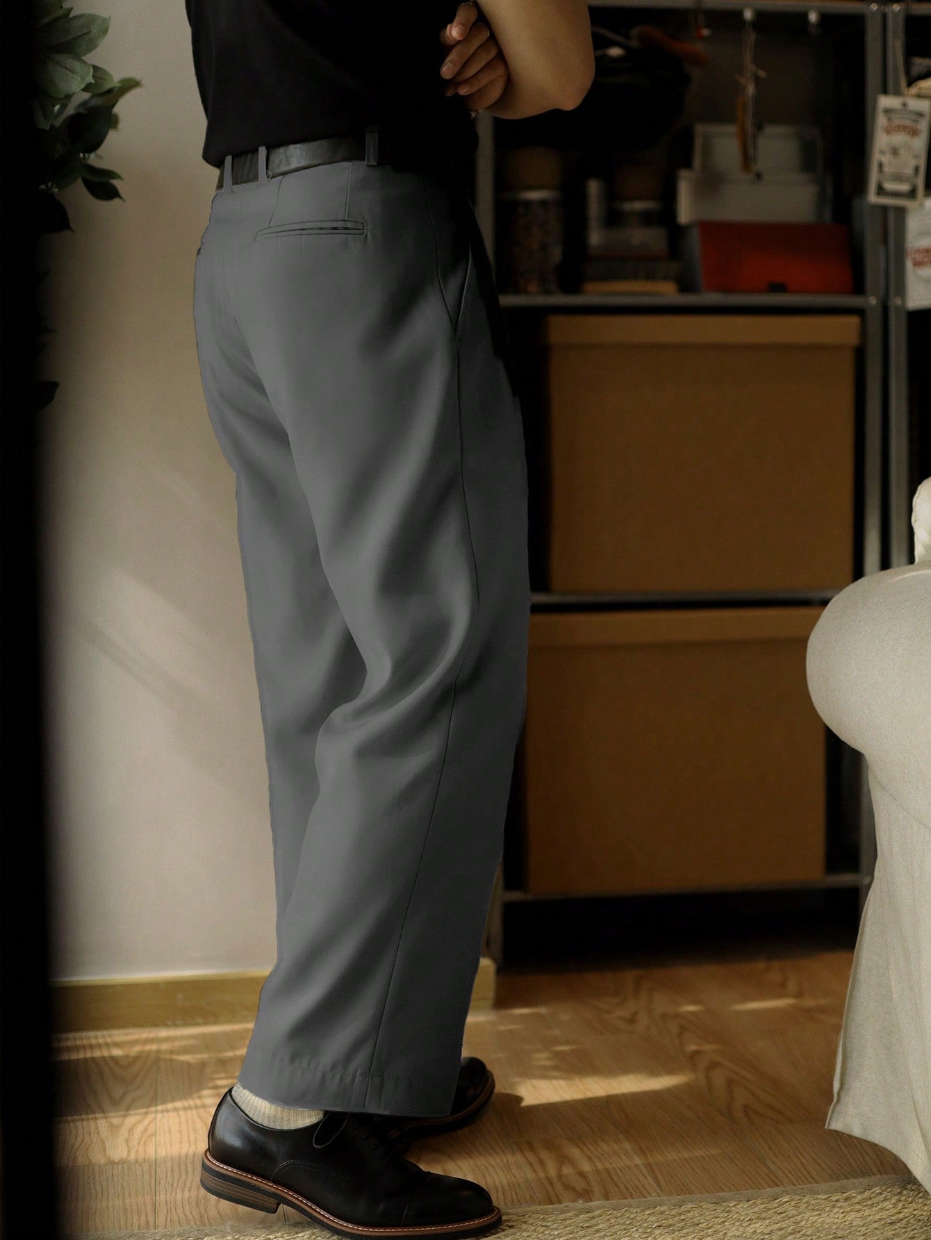 Calça Masculina Alfaiataria Com Pregas E Corte Reto Elegante Calça Masculina Alfaiataria Com Pregas E Corte Reto