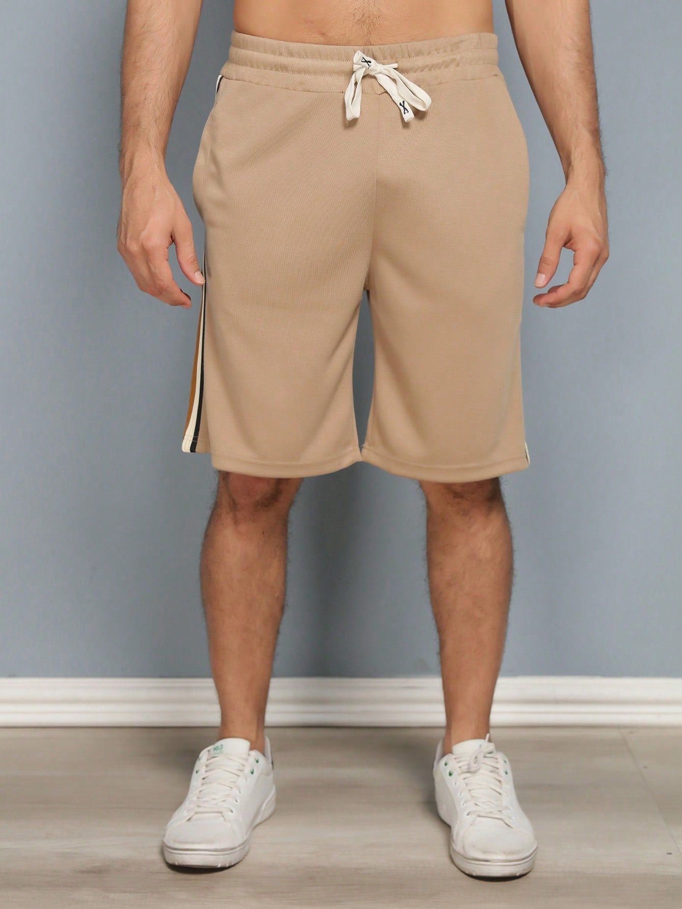 Bermuda Masculina Com Listras Laterais E Estilo Esportivo Bermuda Masculina Com Listras Laterais E Estilo Esportivo