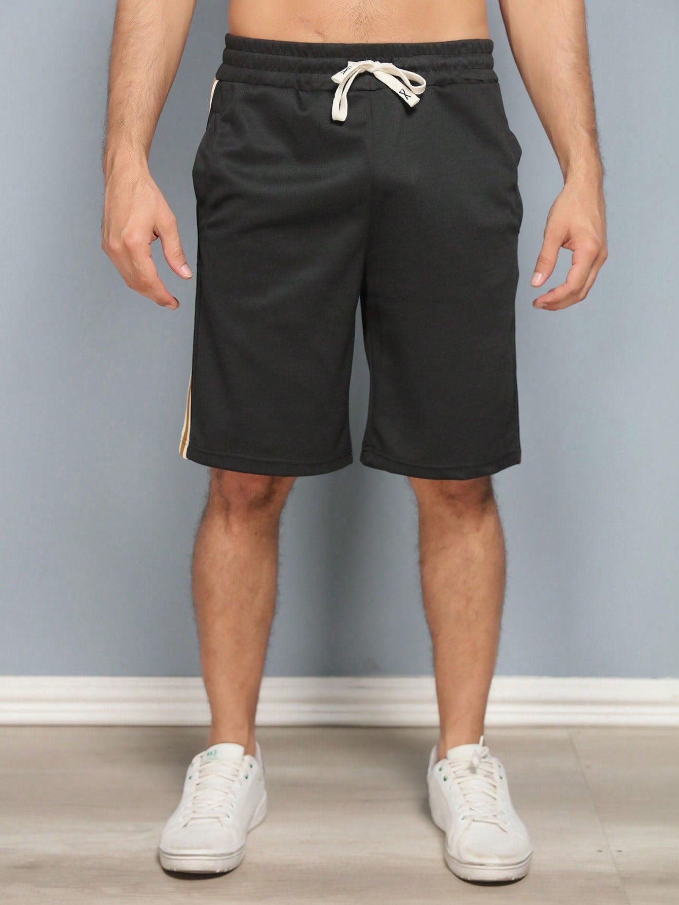 Bermuda Masculina Com Listras Laterais E Estilo Esportivo Bermuda Masculina Com Listras Laterais E Estilo Esportivo