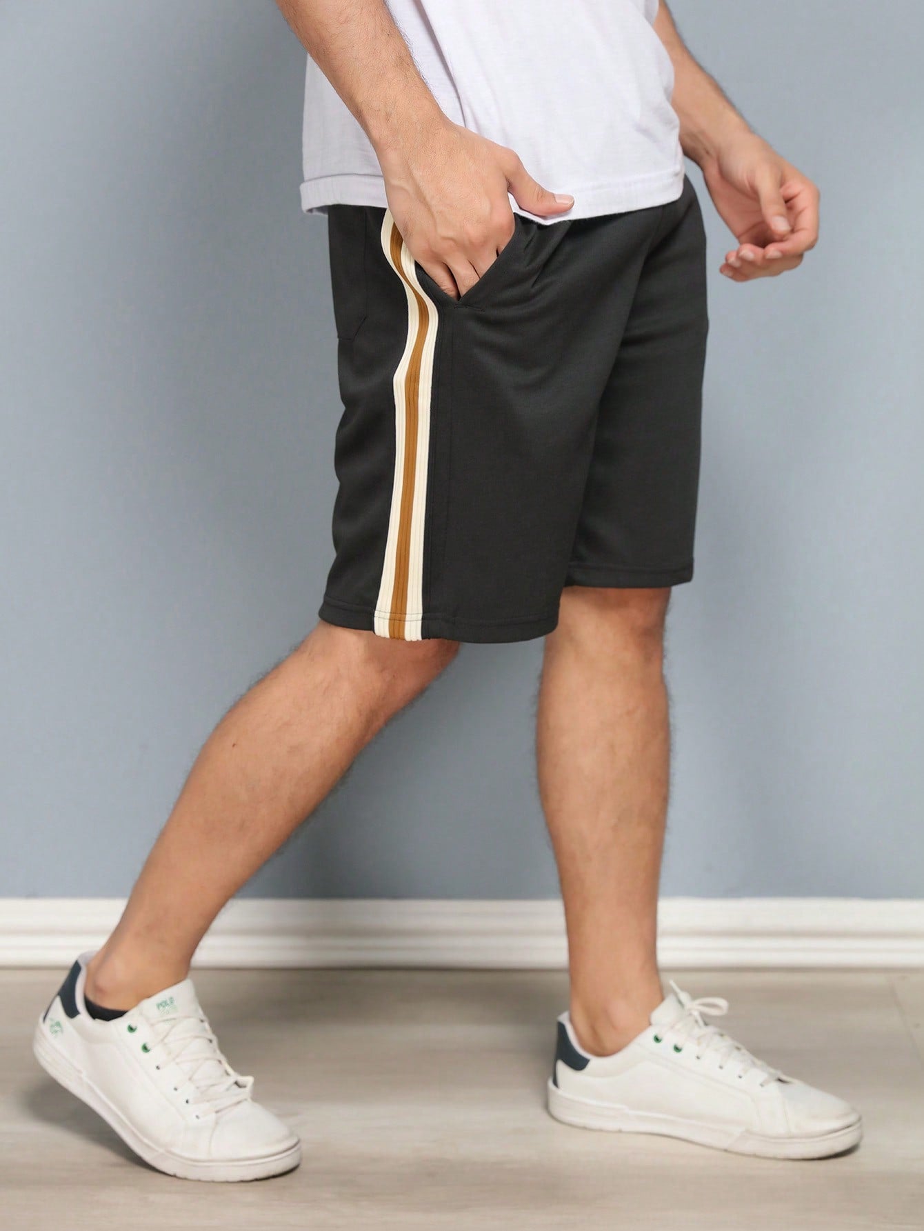 Bermuda Masculina Com Listras Laterais E Estilo Esportivo Bermuda Masculina Com Listras Laterais E Estilo Esportivo