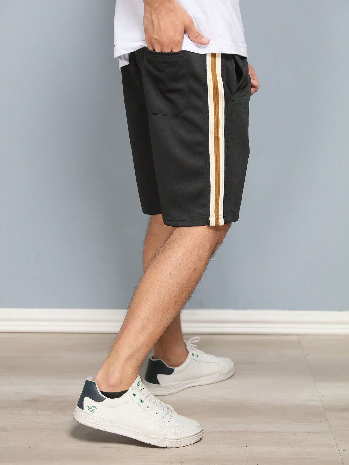 Bermuda Masculina Com Listras Laterais E Estilo Esportivo Bermuda Masculina Com Listras Laterais E Estilo Esportivo