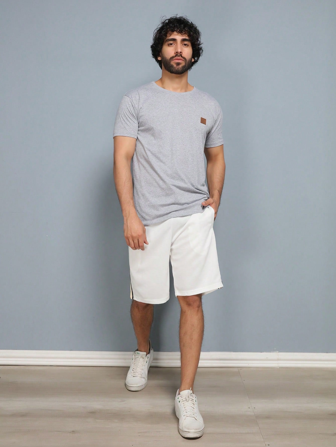 Bermuda Masculina Com Listras Laterais E Estilo Esportivo Bermuda Masculina Com Listras Laterais E Estilo Esportivo