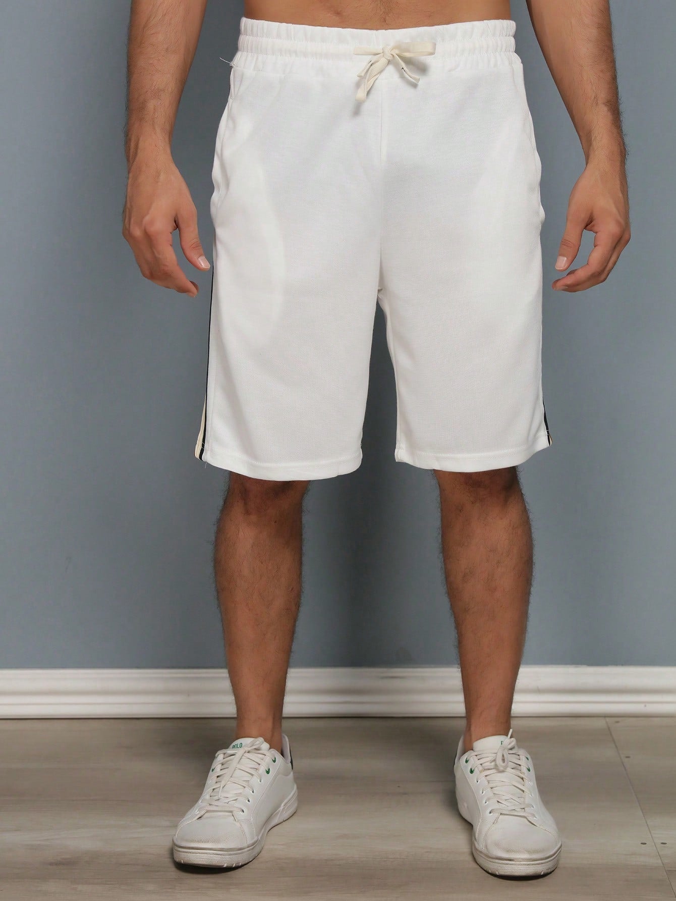 Bermuda Masculina Com Listras Laterais E Estilo Esportivo Bermuda Masculina Com Listras Laterais E Estilo Esportivo