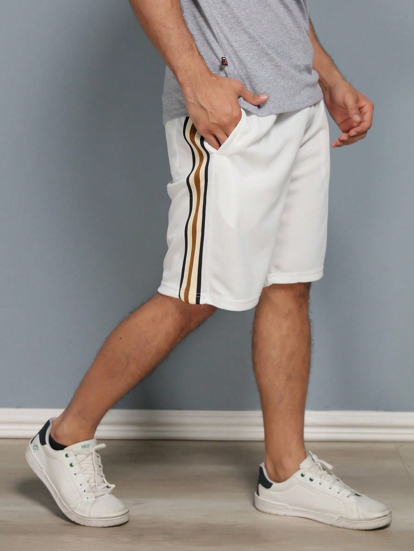 Bermuda Masculina Com Listras Laterais E Estilo Esportivo Branco / PP Bermuda Masculina Com Listras Laterais E Estilo