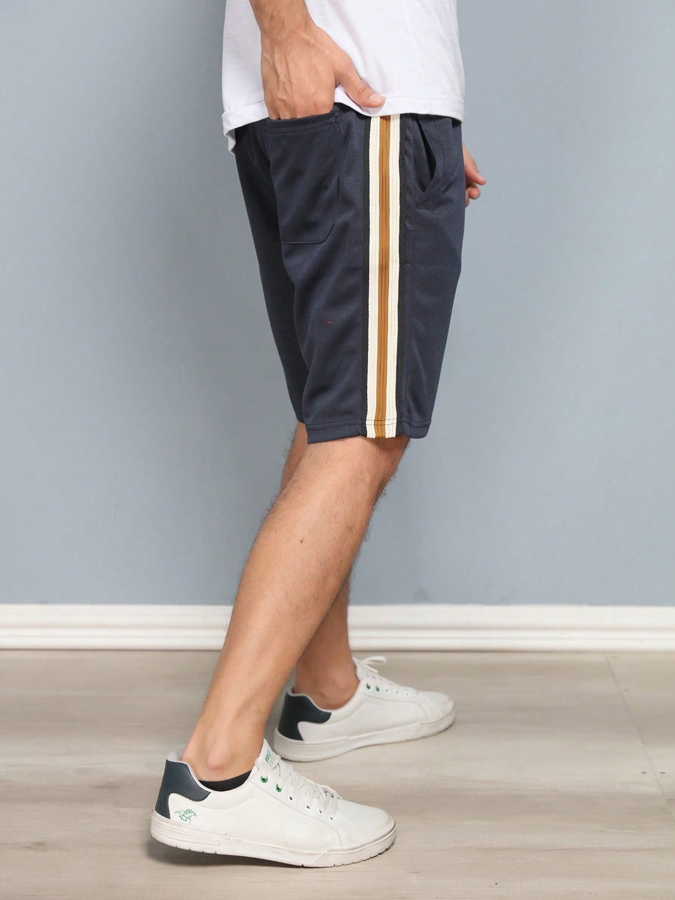 Bermuda Masculina Com Listras Laterais E Estilo Esportivo Bermuda Masculina Com Listras Laterais E Estilo Esportivo