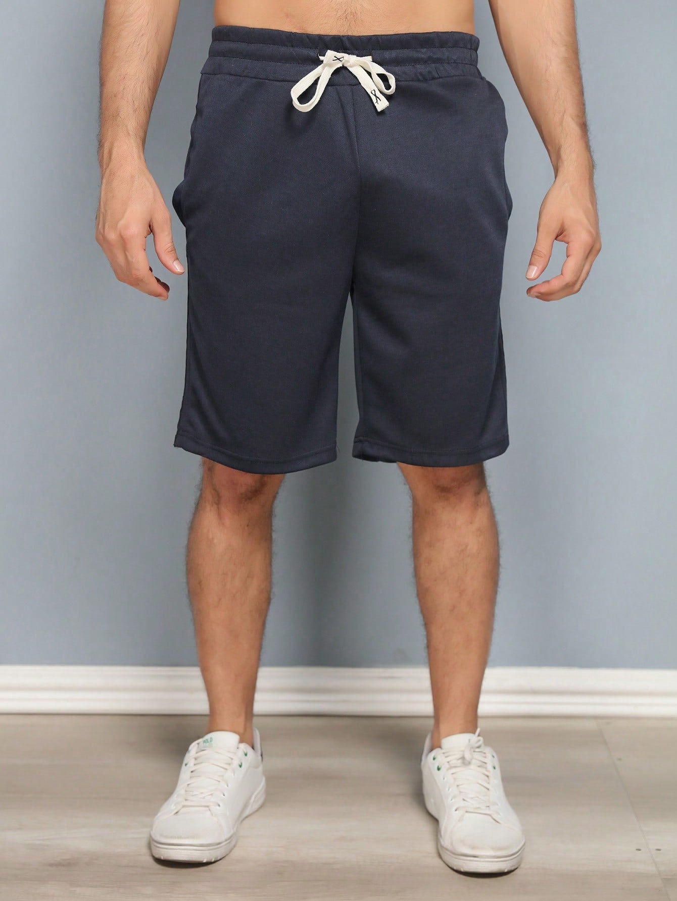 Bermuda Masculina Com Listras Laterais E Estilo Esportivo Bermuda Masculina Com Listras Laterais E Estilo Esportivo