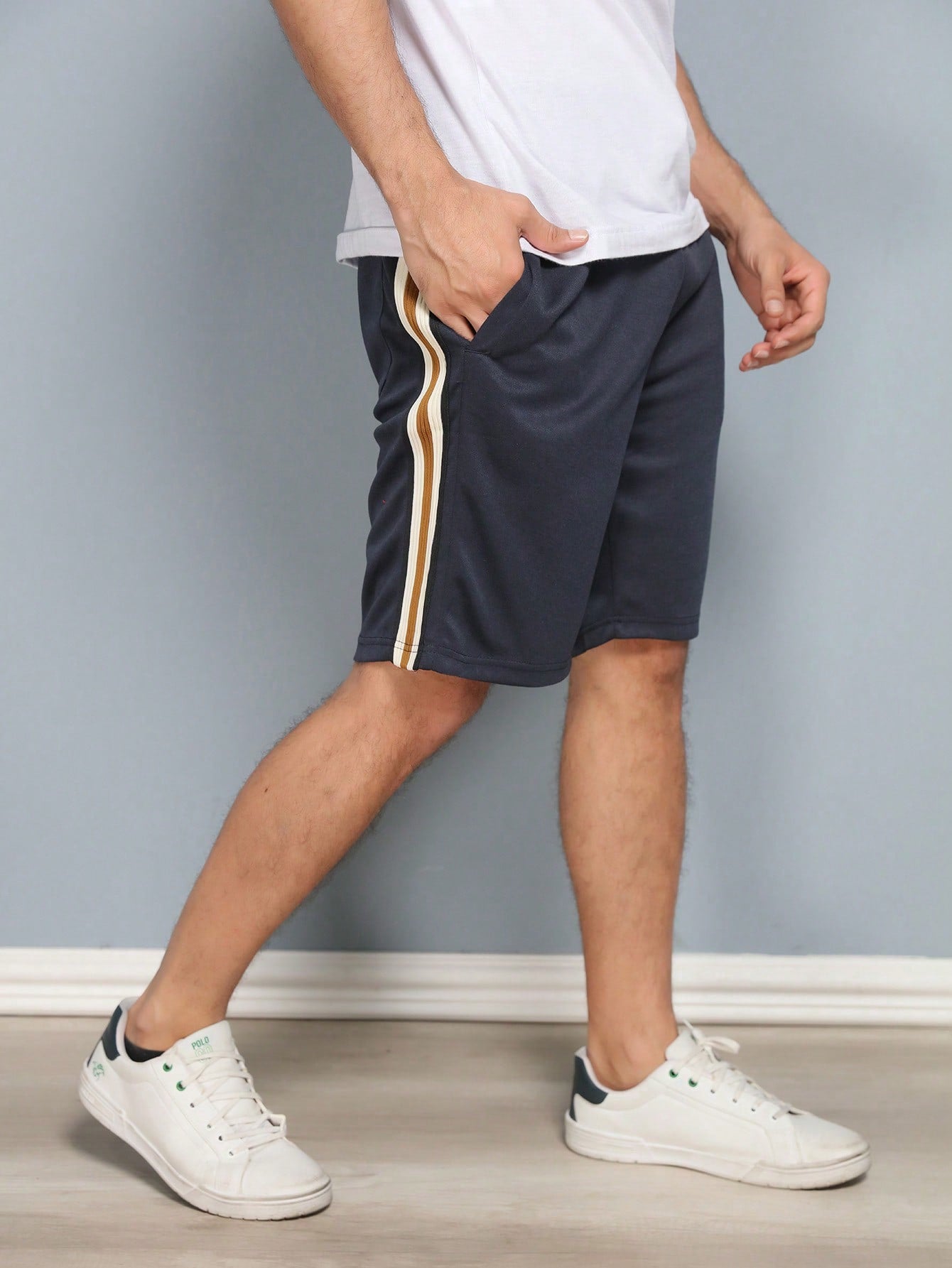 Bermuda Masculina Com Listras Laterais E Estilo Esportivo Bermuda Masculina Com Listras Laterais E Estilo Esportivo