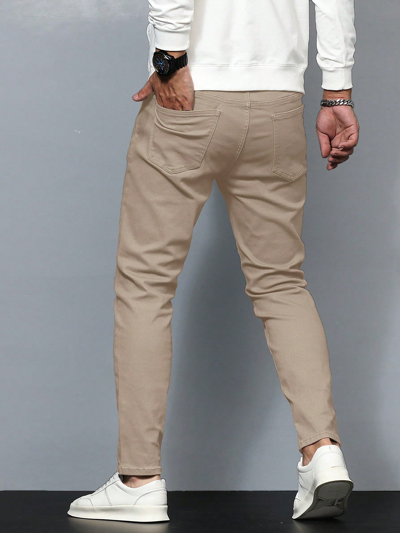 Calça Masculina Jeans Slim Fit Com Bolsos Diagonais E Design Moderno Calça Masculina Jeans Slim Fit Com Bolsos