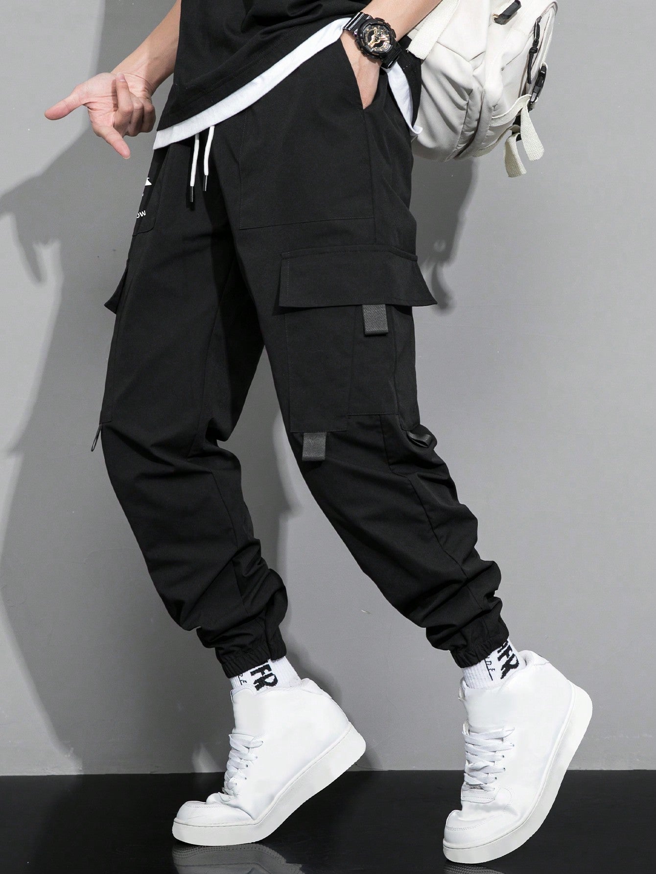 Calça Masculina Cargo Solta Estampa Cartoon E Bolsos Sobrepostos Calça Masculina Cargo Solta Estampa Cartoon E Bolsos