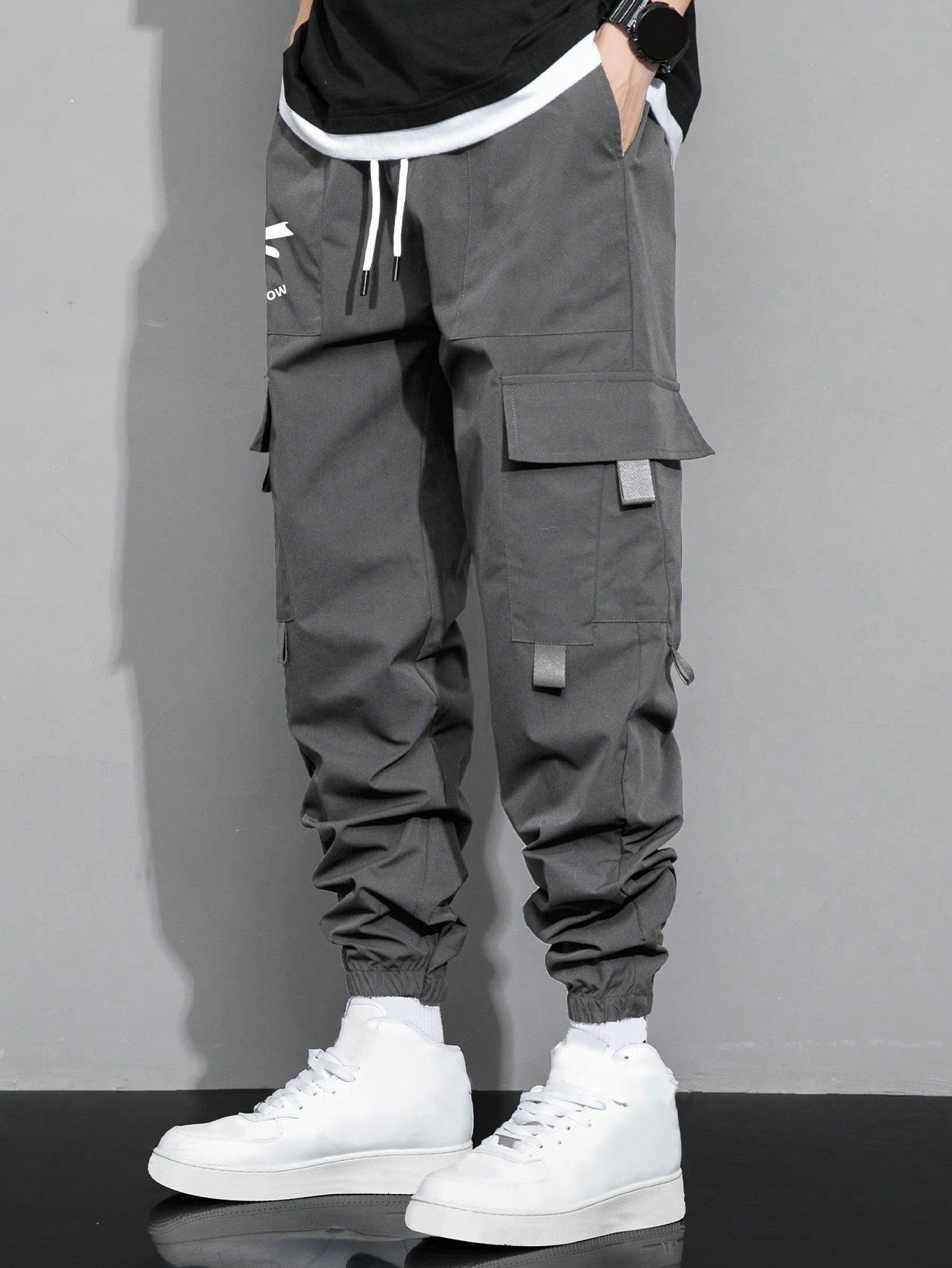 Calça Masculina Cargo Solta Estampa Cartoon E Bolsos Sobrepostos Calça Masculina Cargo Solta Estampa Cartoon E Bolsos