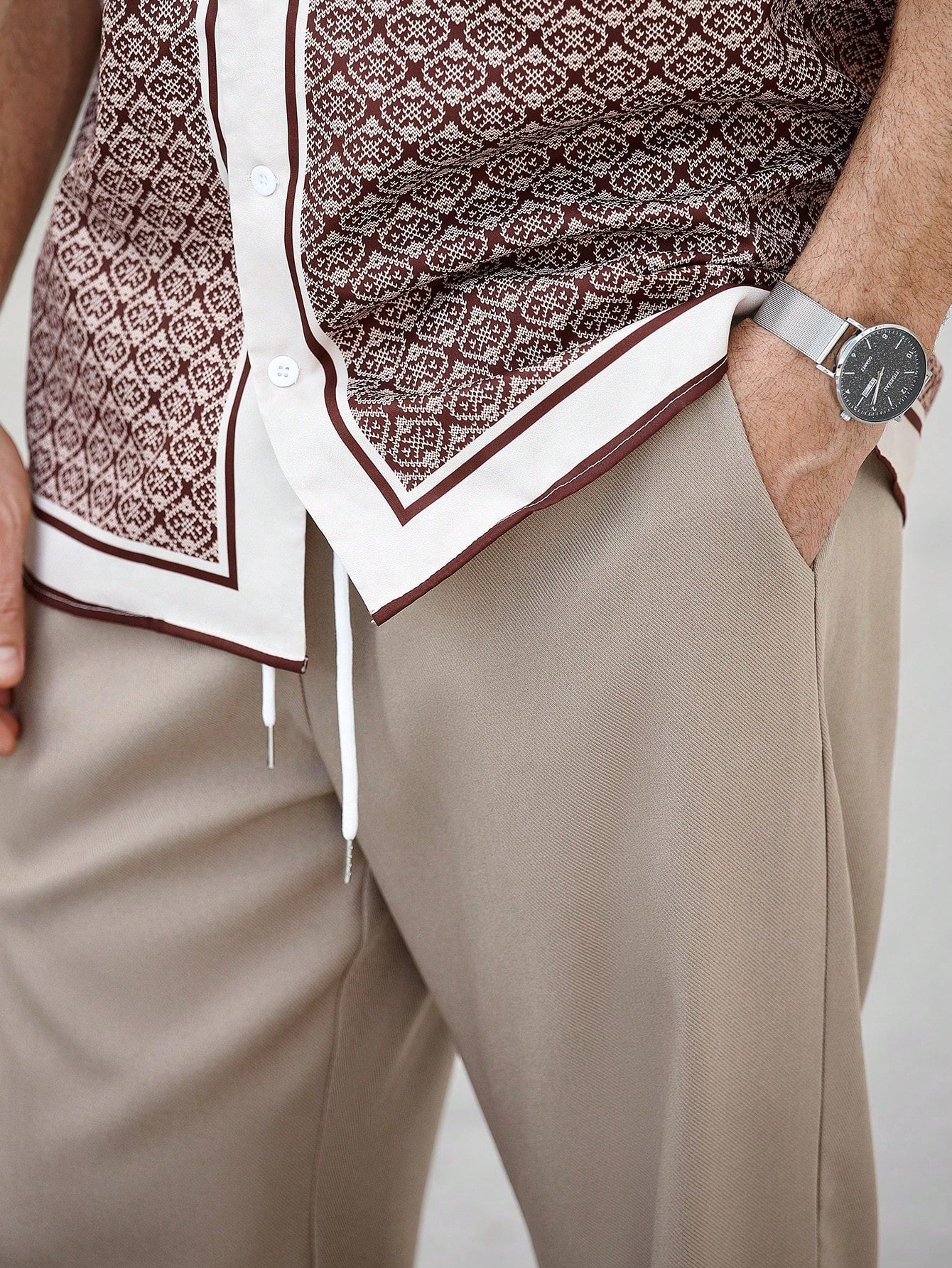 Conjunto Masculino Camisa Contrastante Estampada E Calça Lisa Conjunto Masculino Camisa Contrastante Estampada E Calça