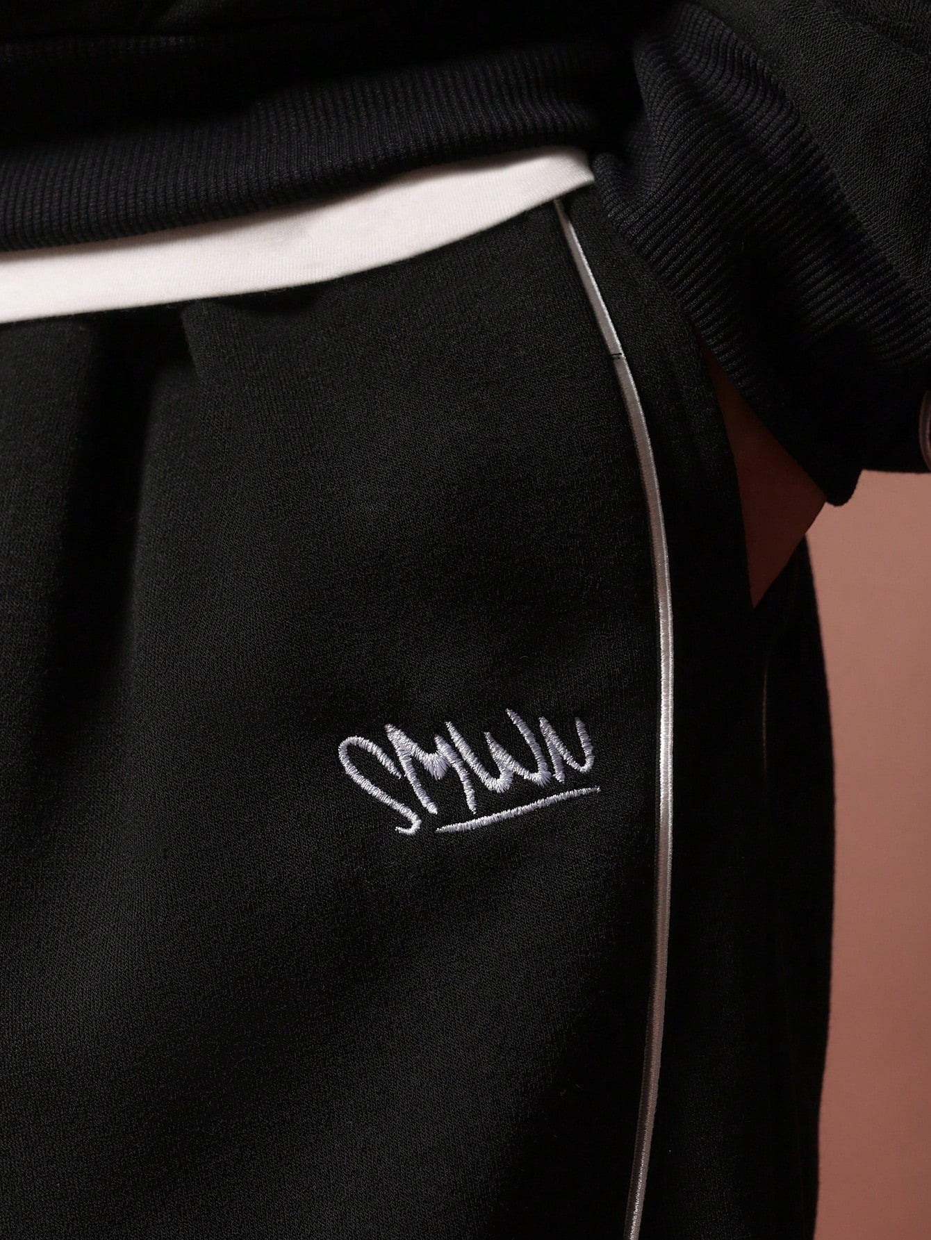 Conjunto Masculino Moletom Com Recortes E Calça Jogger Contrastante Conjunto Masculino Moletom Com Recortes E Calça