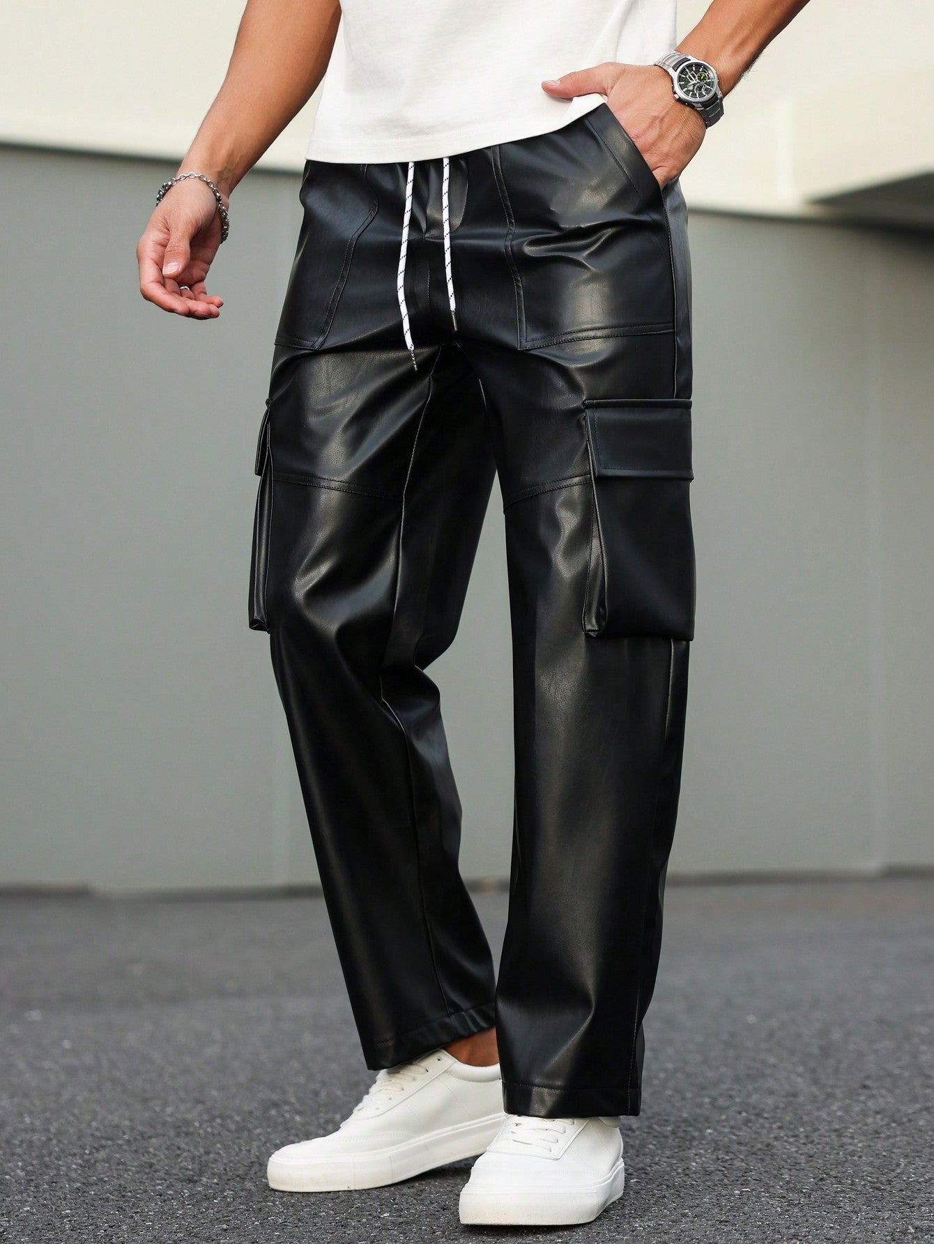 Calça Masculina Jogger Em Couro Sintético Com Estilo Urbano Calça Masculina Jogger Em Couro Sintético Com Estilo Urbano