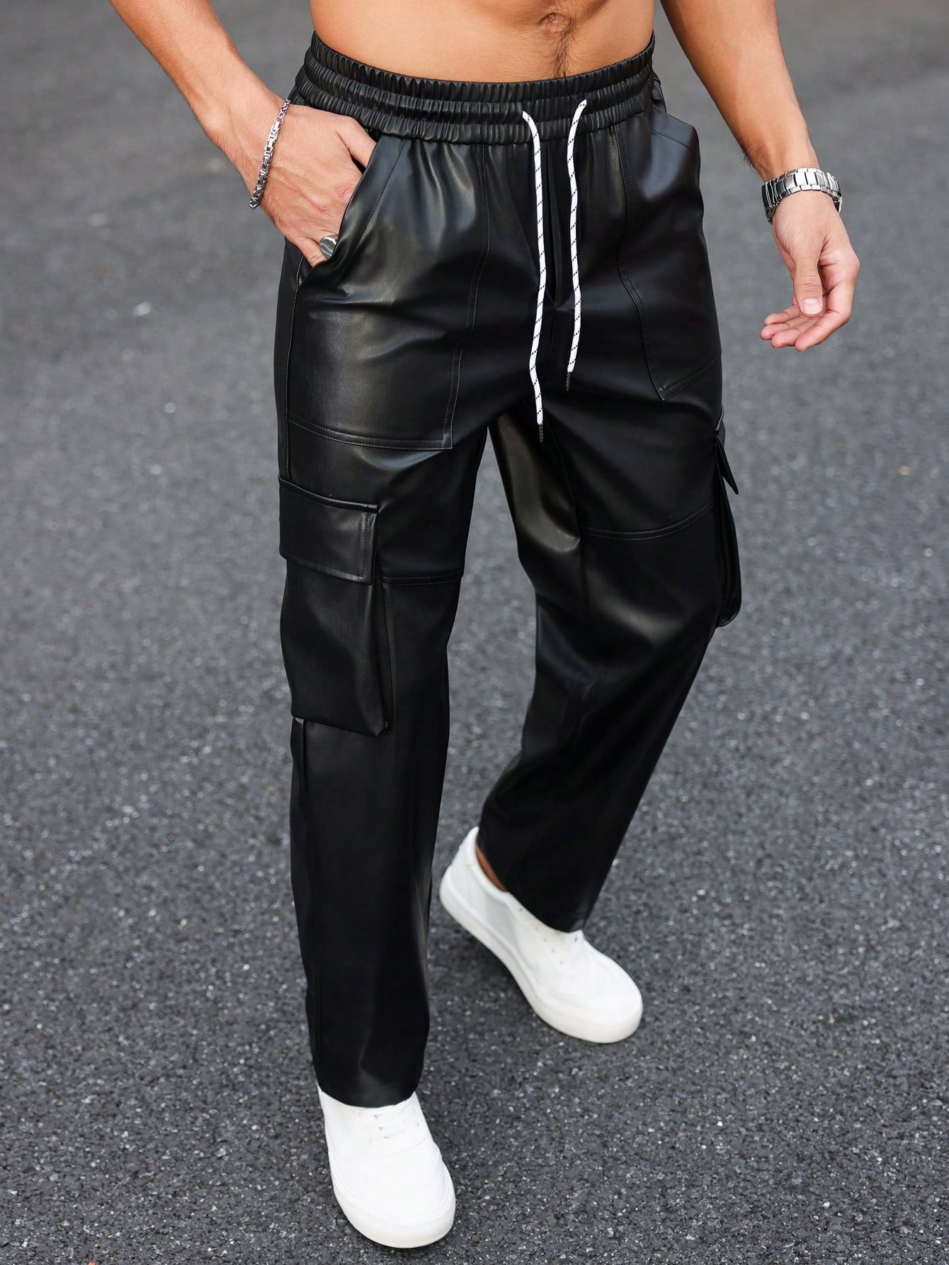 Calça Masculina Jogger Em Couro Sintético Com Estilo Urbano Calça Masculina Jogger Em Couro Sintético Com Estilo Urbano