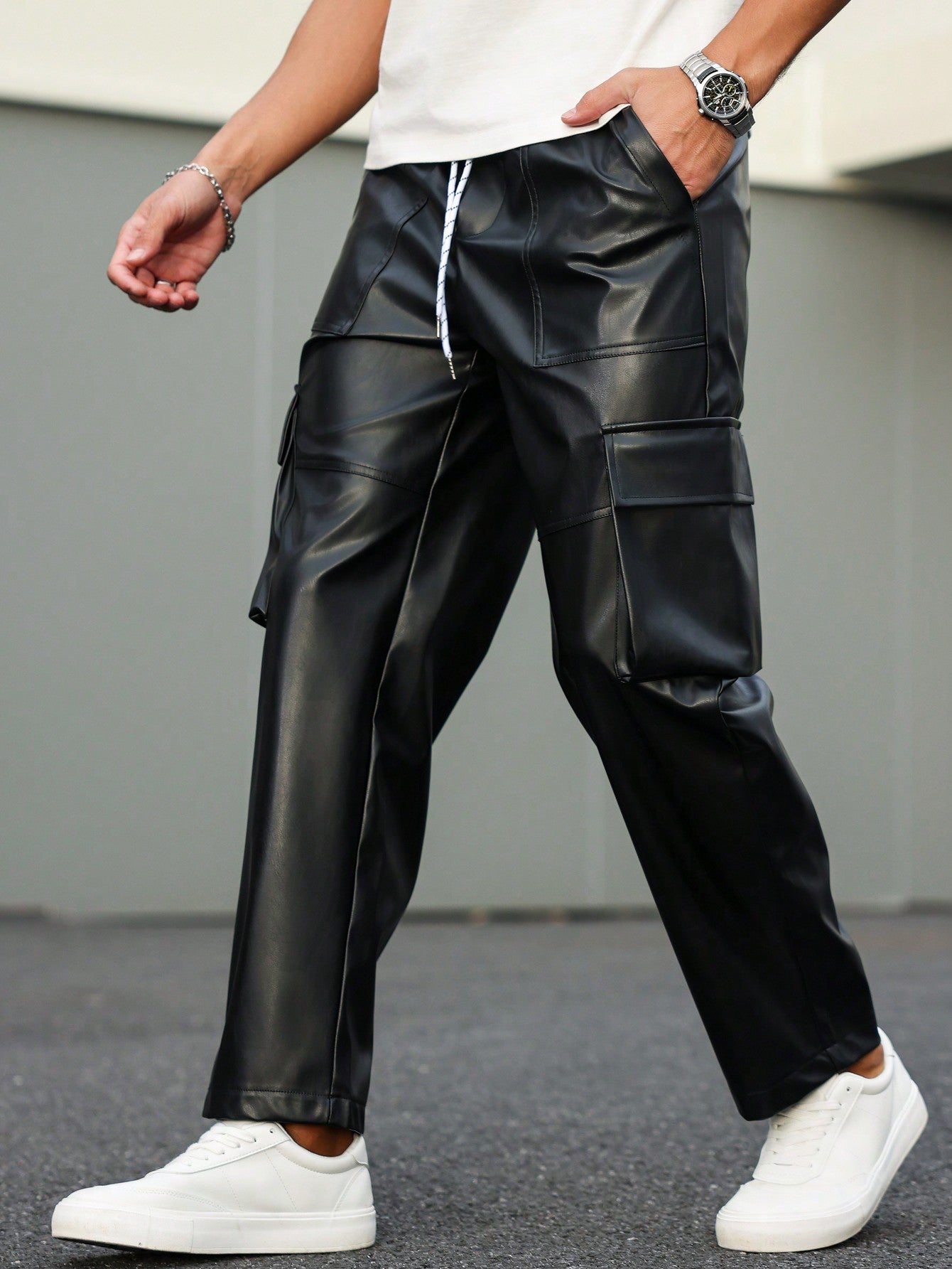 Calça Masculina Jogger Em Couro Sintético Com Estilo Urbano Calça Masculina Jogger Em Couro Sintético Com Estilo Urbano