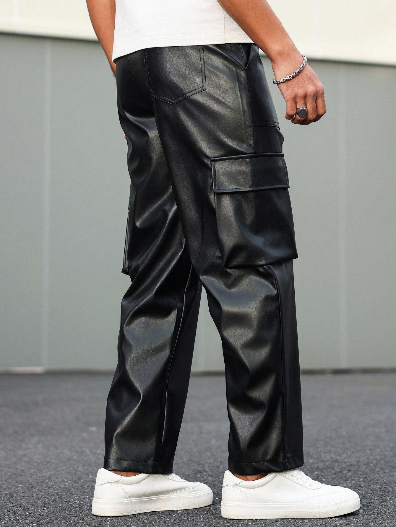 Calça Masculina Jogger Em Couro Sintético Com Estilo Urbano Calça Masculina Jogger Em Couro Sintético Com Estilo Urbano